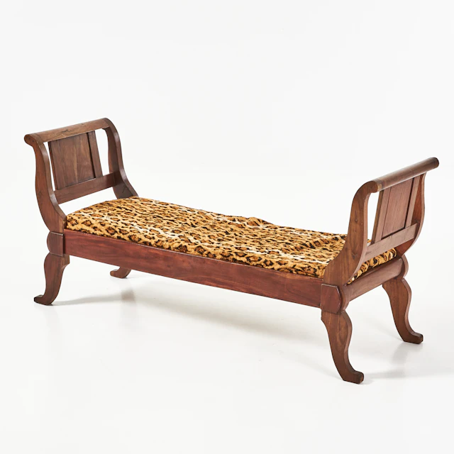 LIT BATEAUX, mahogny, 1800-tal, svängda ben och sidor, leopardfärgad klädsel.