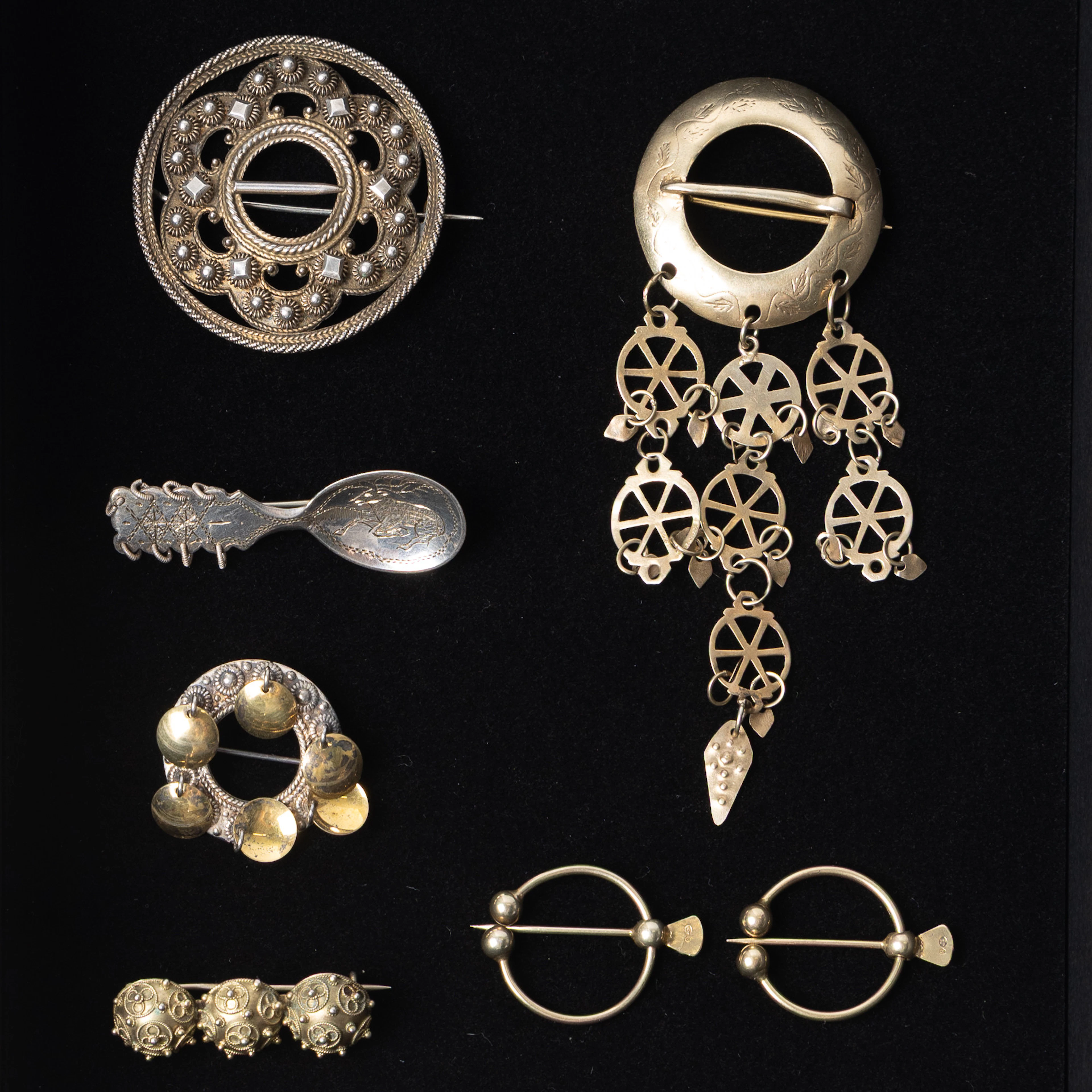 DRÄKTSILVER, broscher och söljor, silver, förgyllt silver, 1900-talet.
