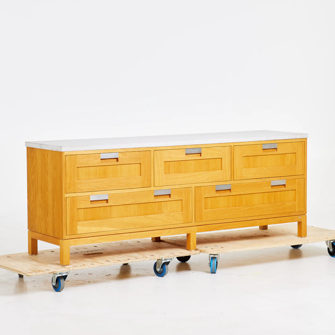 G.A.D, sideboard/skänk, stomme i ek, skiva i kalksten, lådor i front