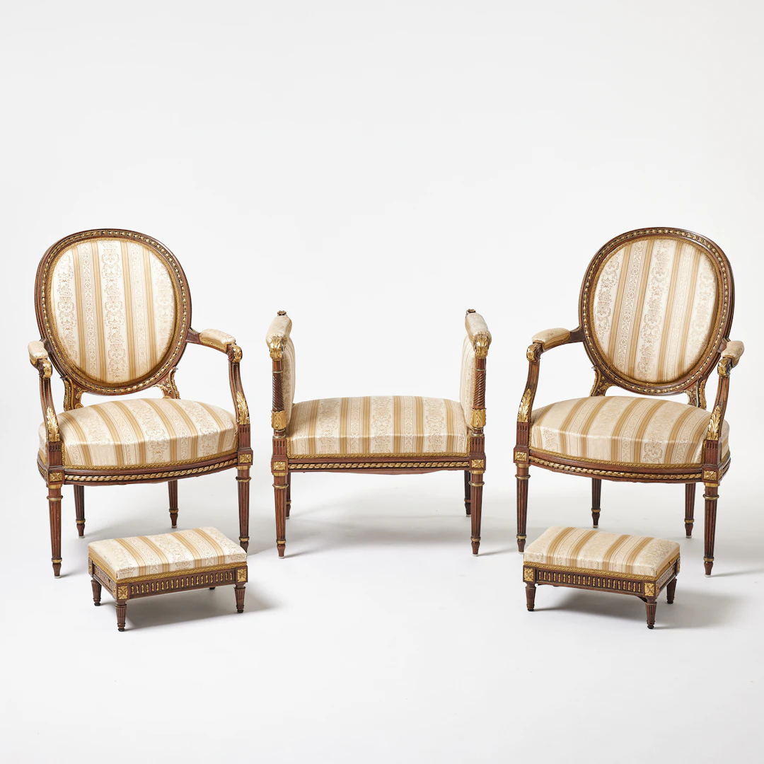 KARMSTOLAR med FOTPALLAR samt en BANKETT, Louis XVI-stil, fem delar