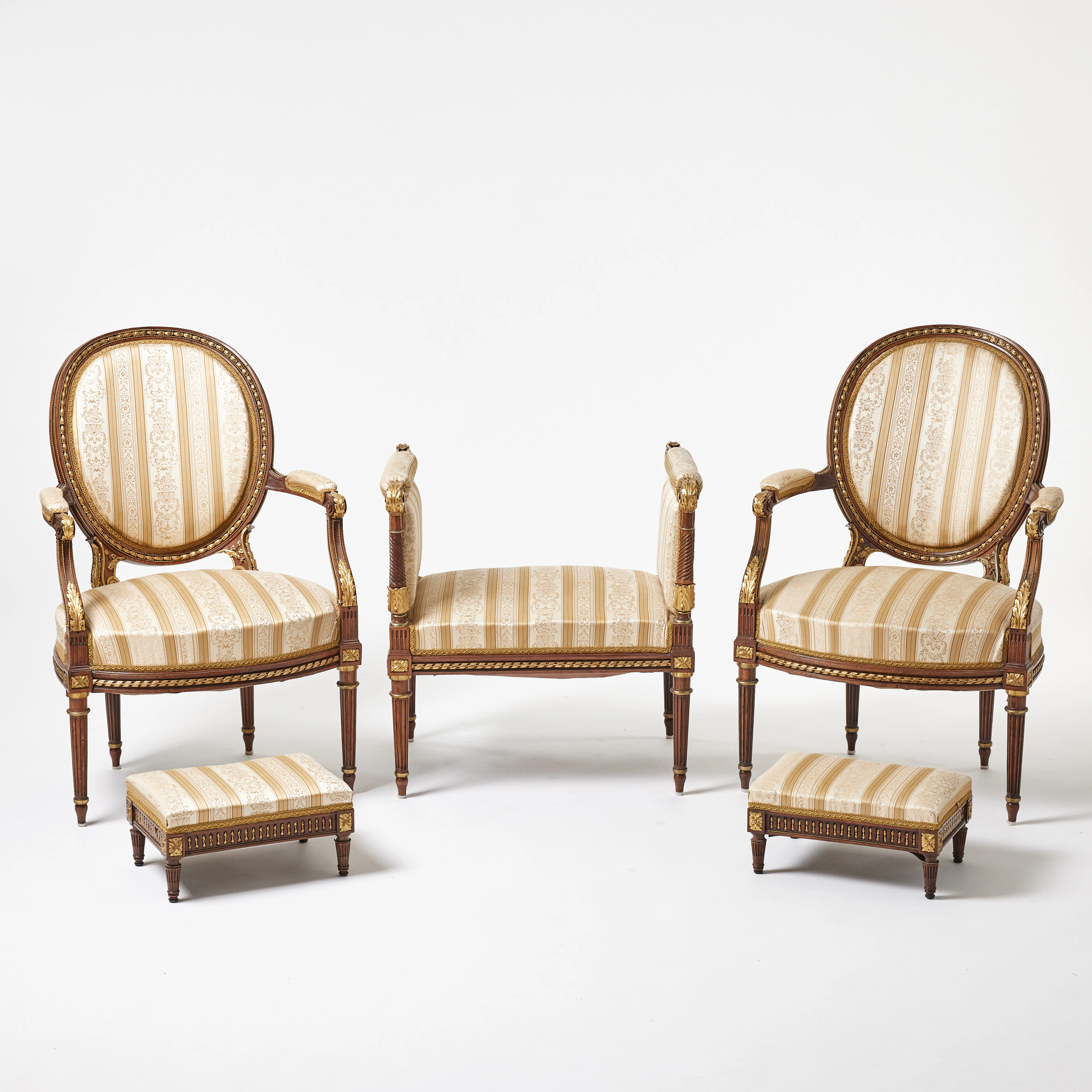 KARMSTOLAR med FOTPALLAR samt en BANKETT, Louis XVI-stil, fem delar