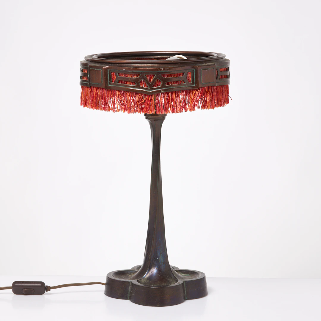 BORDSLAMPA. 1900-talets första hälft, metallfot, 2 ljuspunkter.