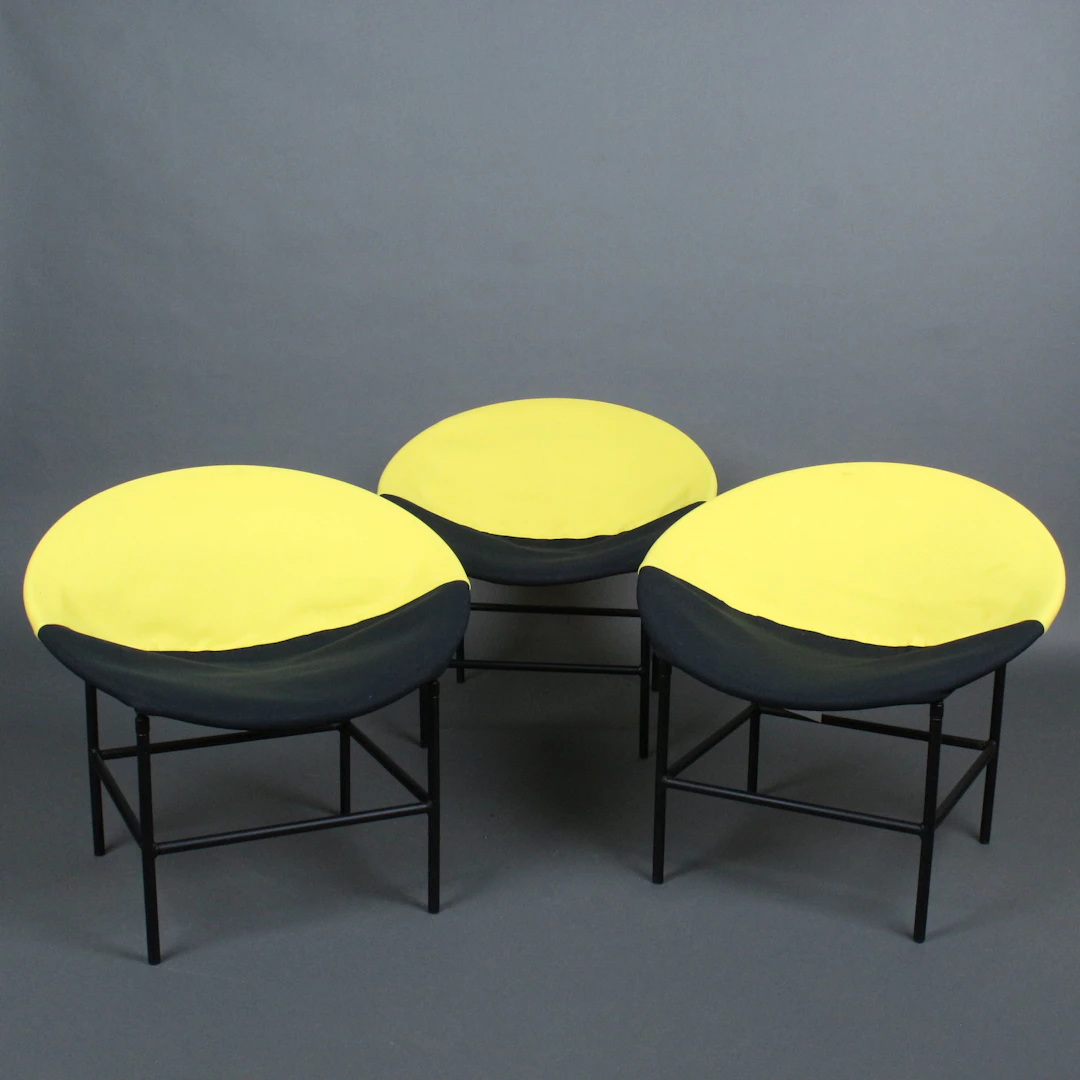 GILLIS LUNDGREN. Drei Egg Chairs, Modell "Gryta", 1990er Jahre, Schweden.
