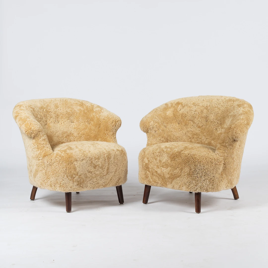 FÅTÖLJER, 1 par, Swedish Modern, 1930-/40-tal, klädda med fårskinn 'Honey'.