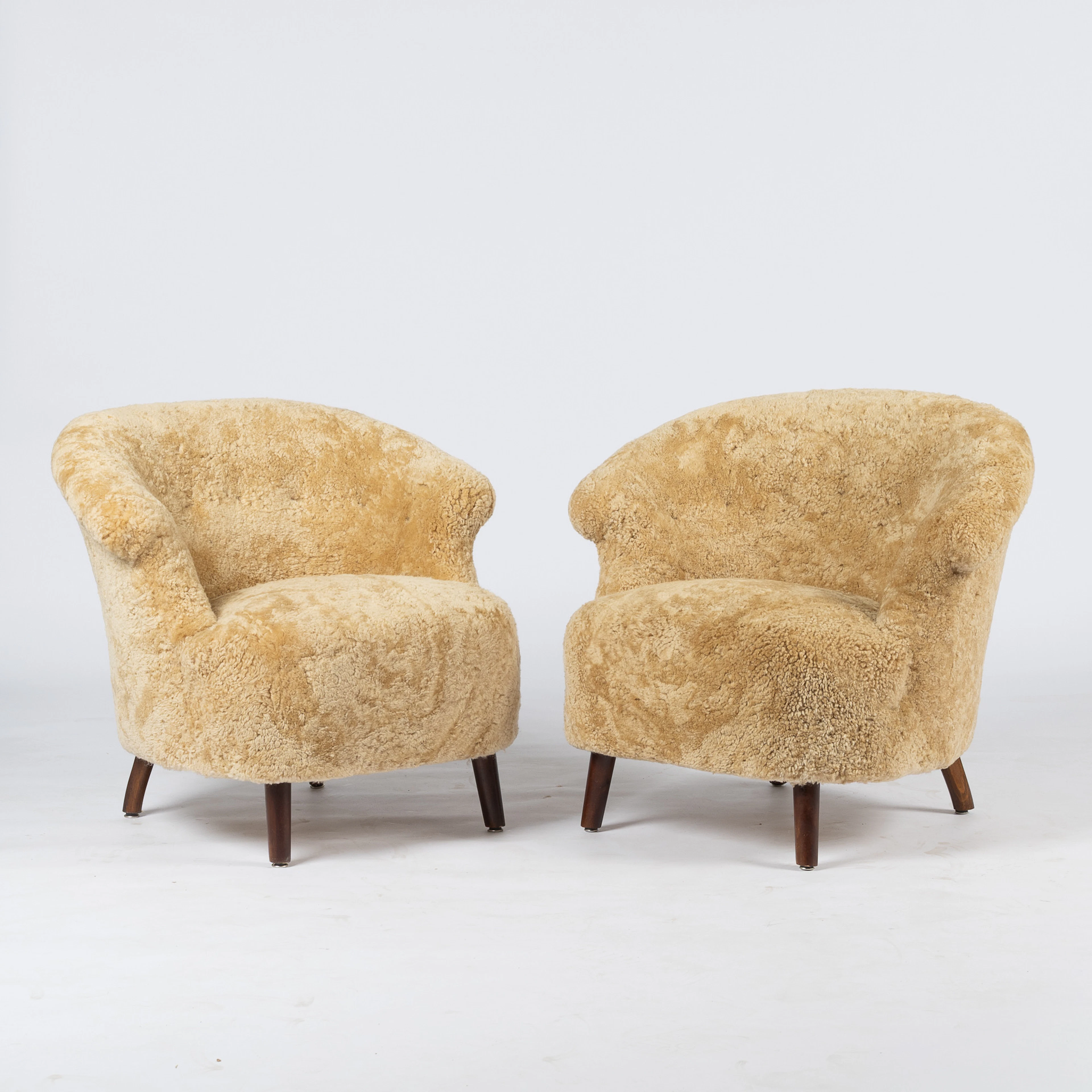 FÅTÖLJER, 1 par, Swedish Modern, 1930-/40-tal, klädda med fårskinn 'Honey'.