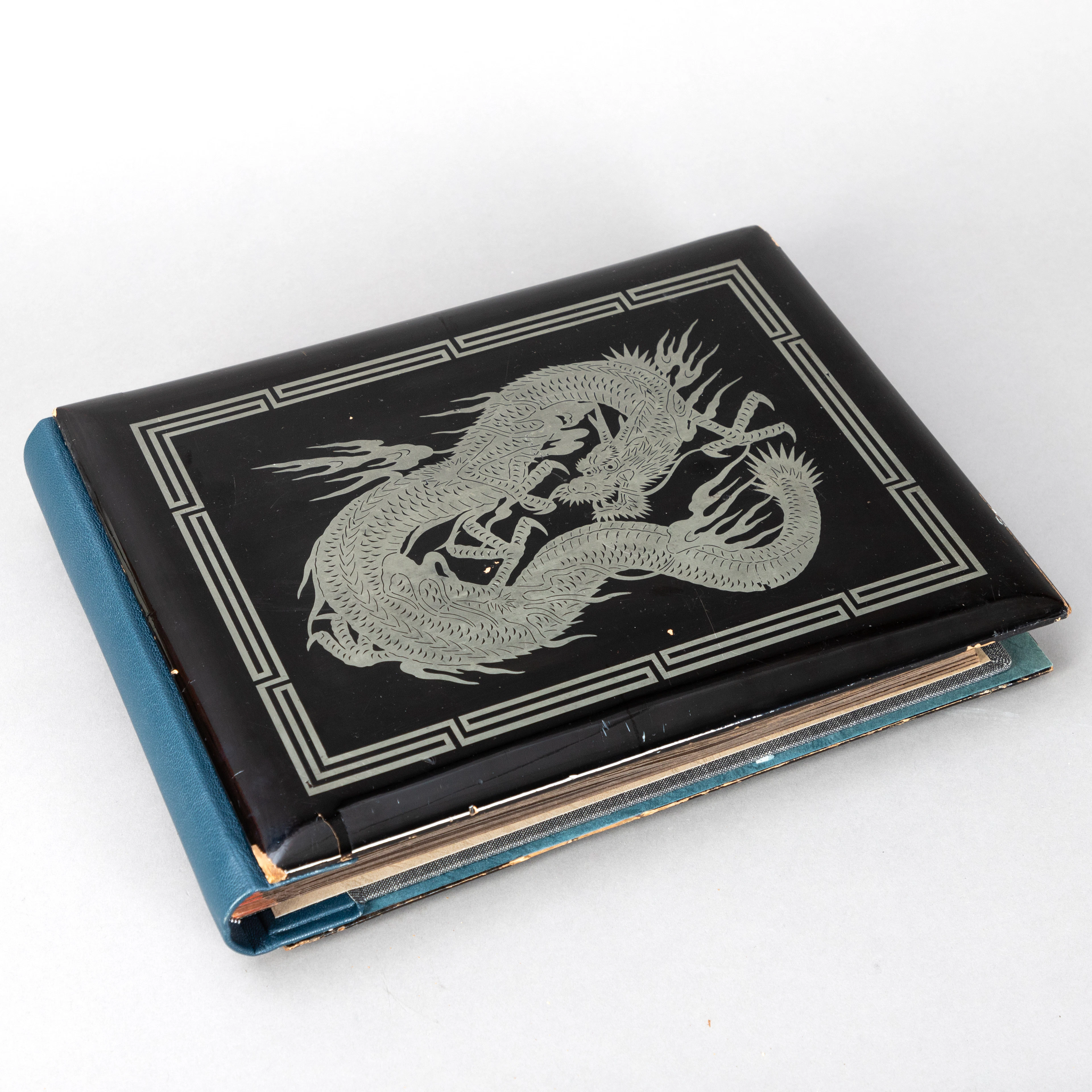 Chinesisches Album mit ca. 116 montierten Photographien, ca. 1910-1913.