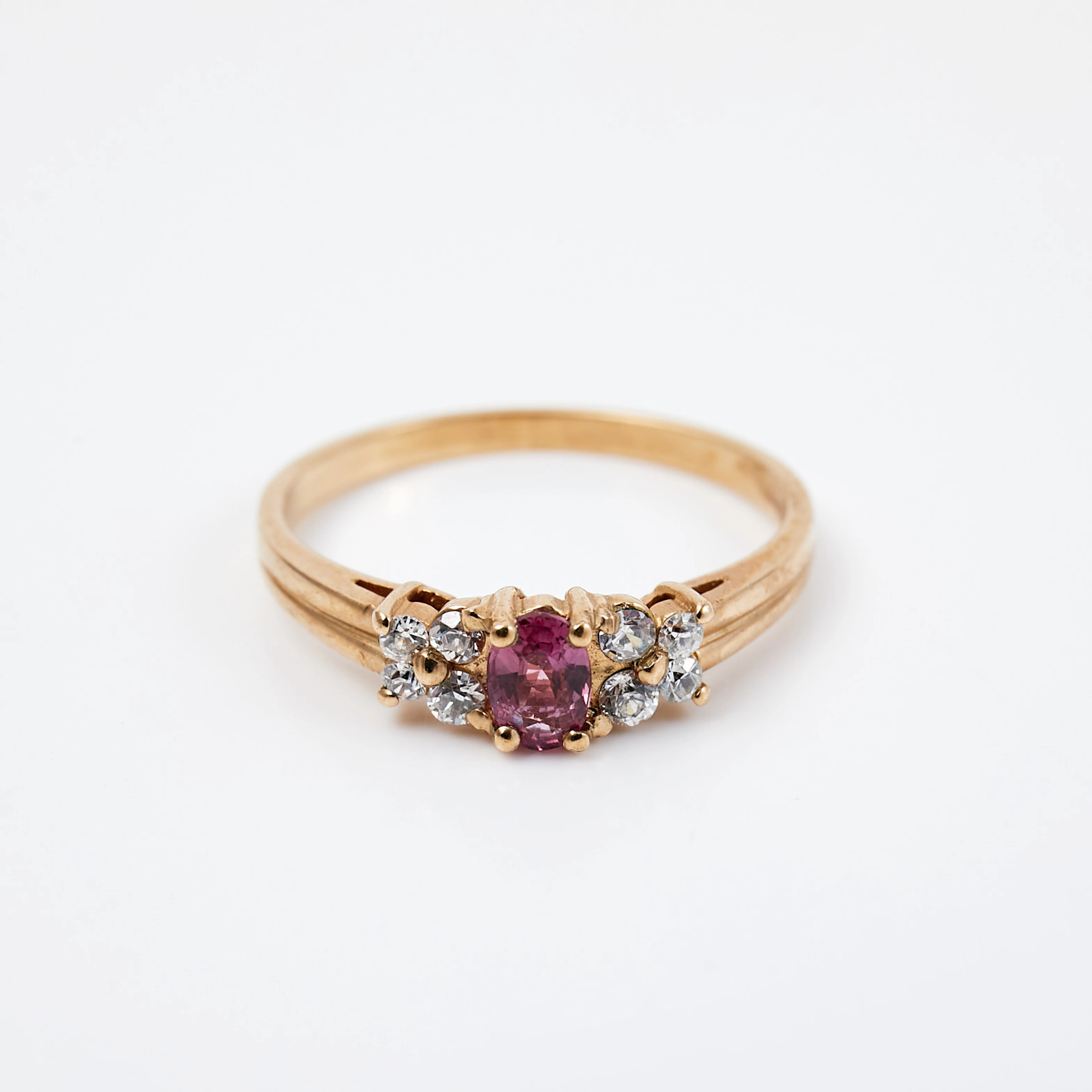 RING, 9 k guld med ovalslipad rosa syntetisk safir, flankerad av 8