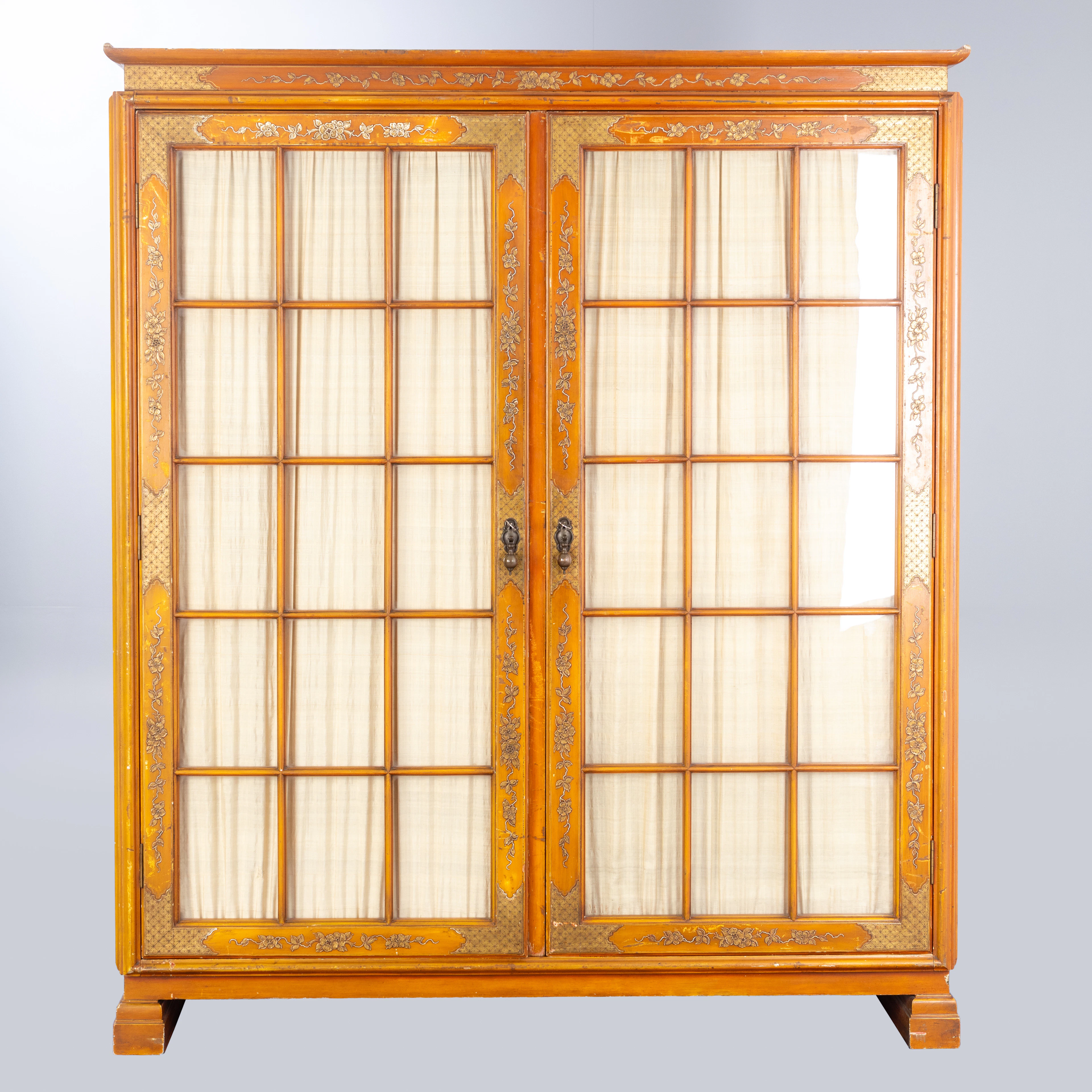 Kleiderschrank mit Lackarbeiten im chinesischen Stil, 20. Jh.