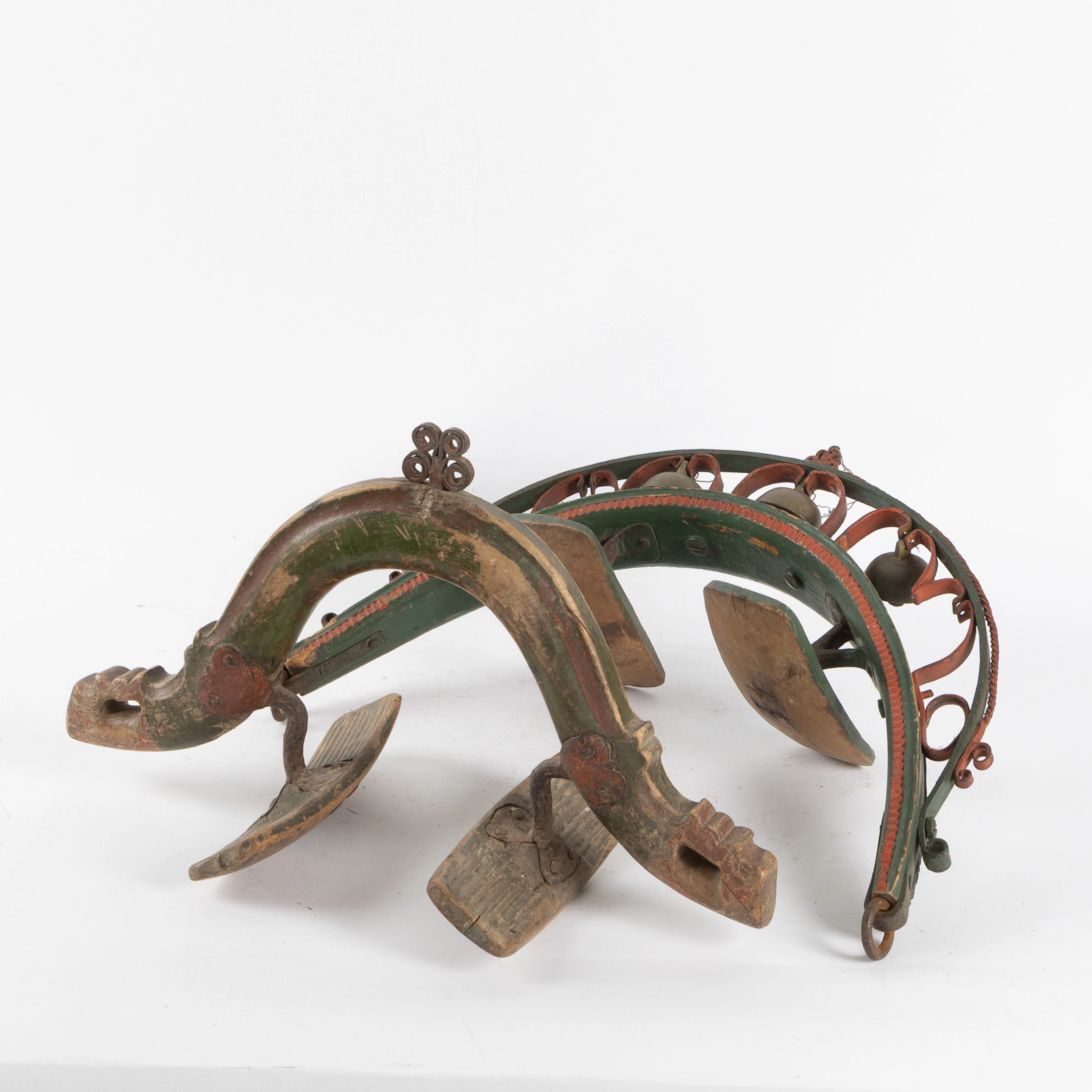 SELBÅGE, 2 stycken, allmoge, bemålat trä samt smide, 1800-tal.