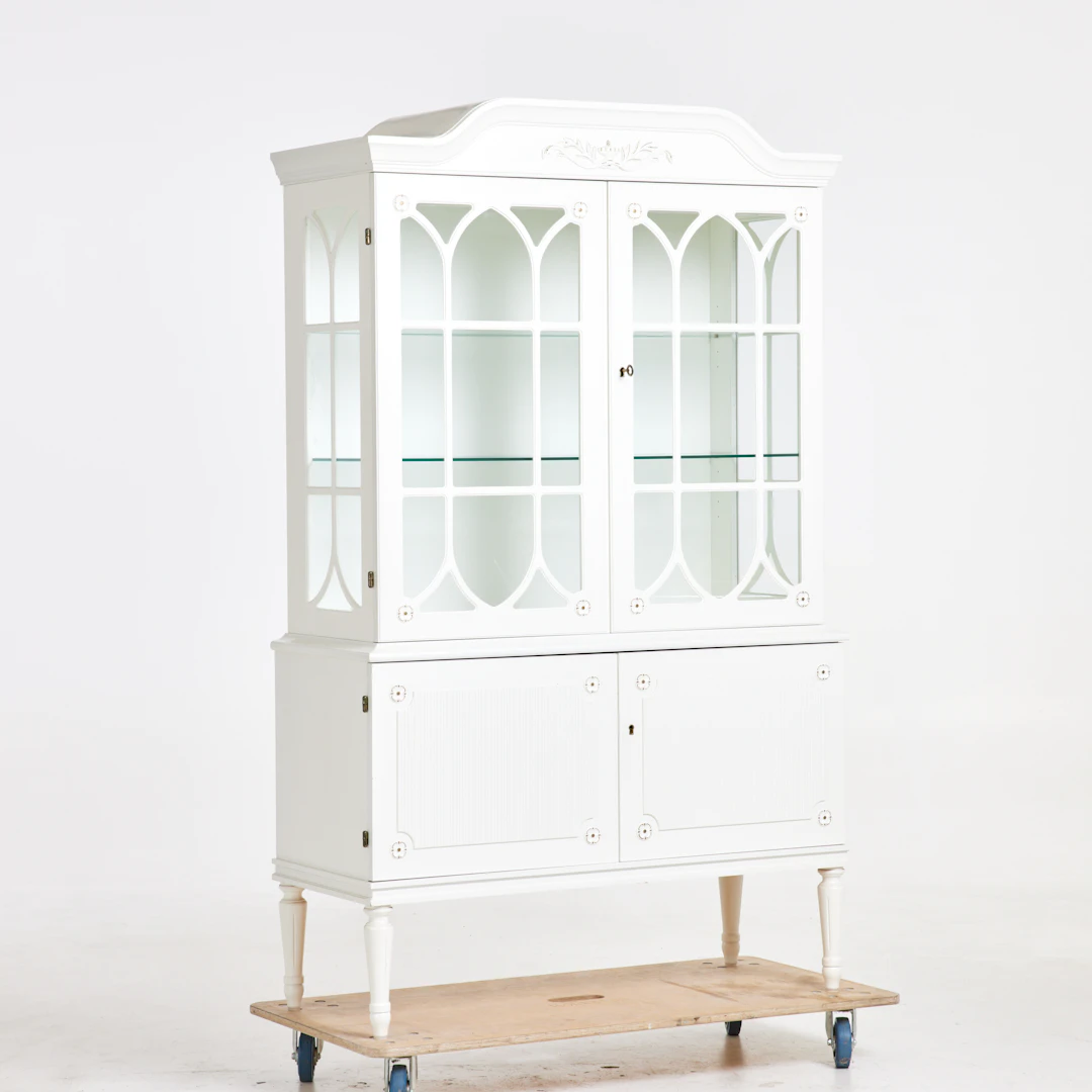 VITRINSKÅP, 1900/2000-tal, gustaviansk stil, 2-delad, invändigt inredd