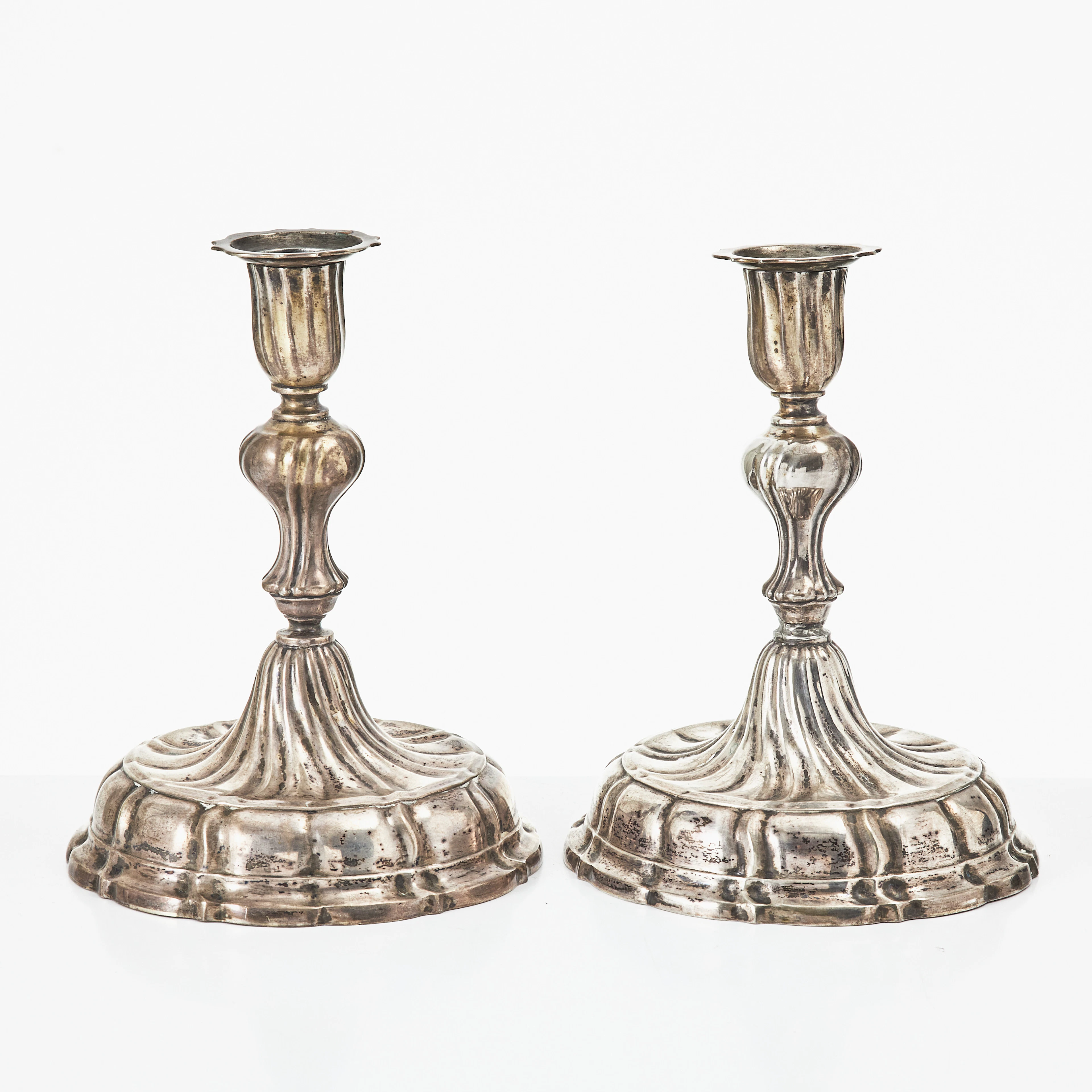 LJUSSTAKAR, ett par, silver, 1800-tal, rokokostil, balusterformat