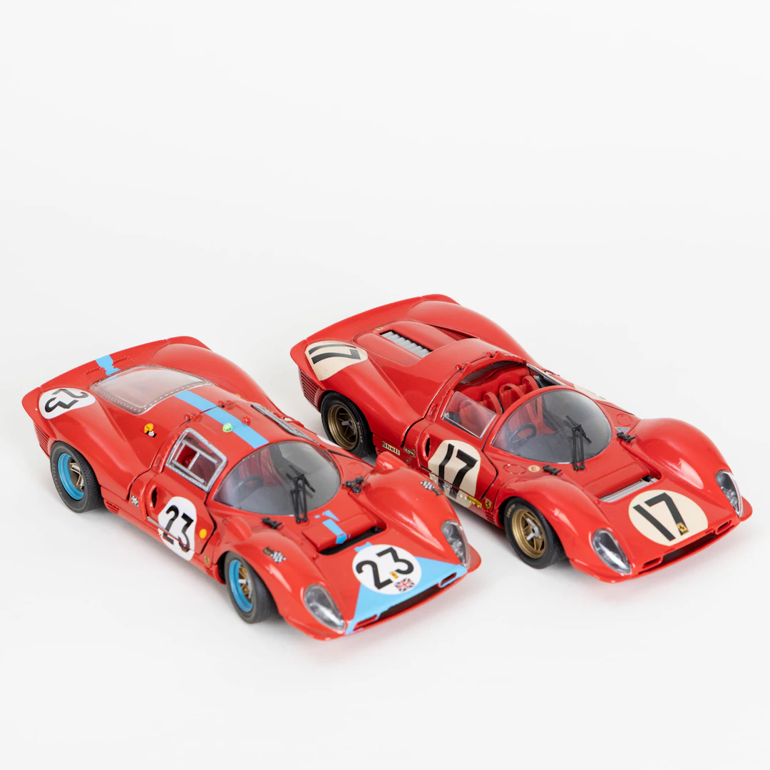 JOUEF EVOLUTION. Zwei Sportwagen Modelle - Ferrari 330 P 4, Italien.
