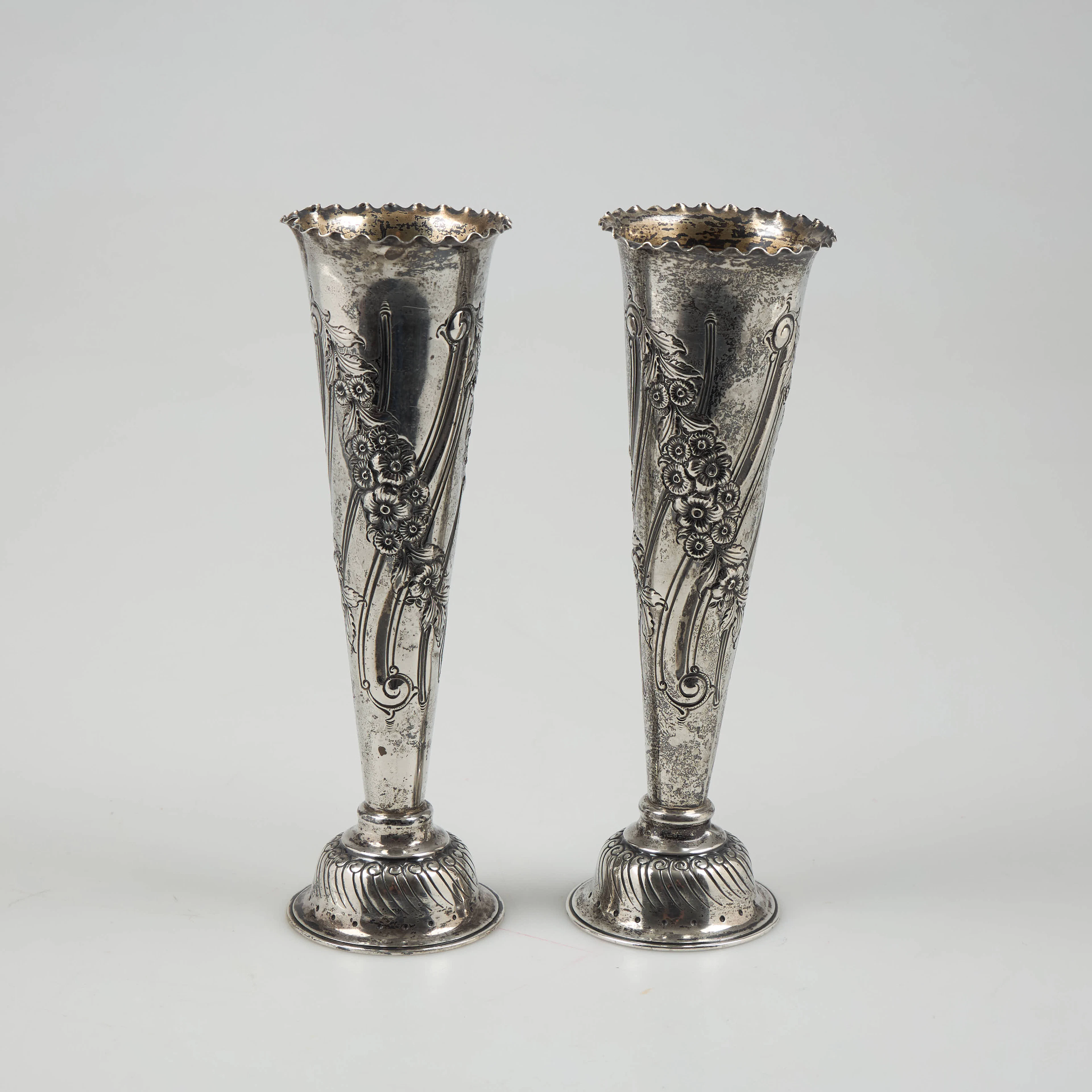 TVÅ VASER, sterling silver, Carrington & Co, London 1897.