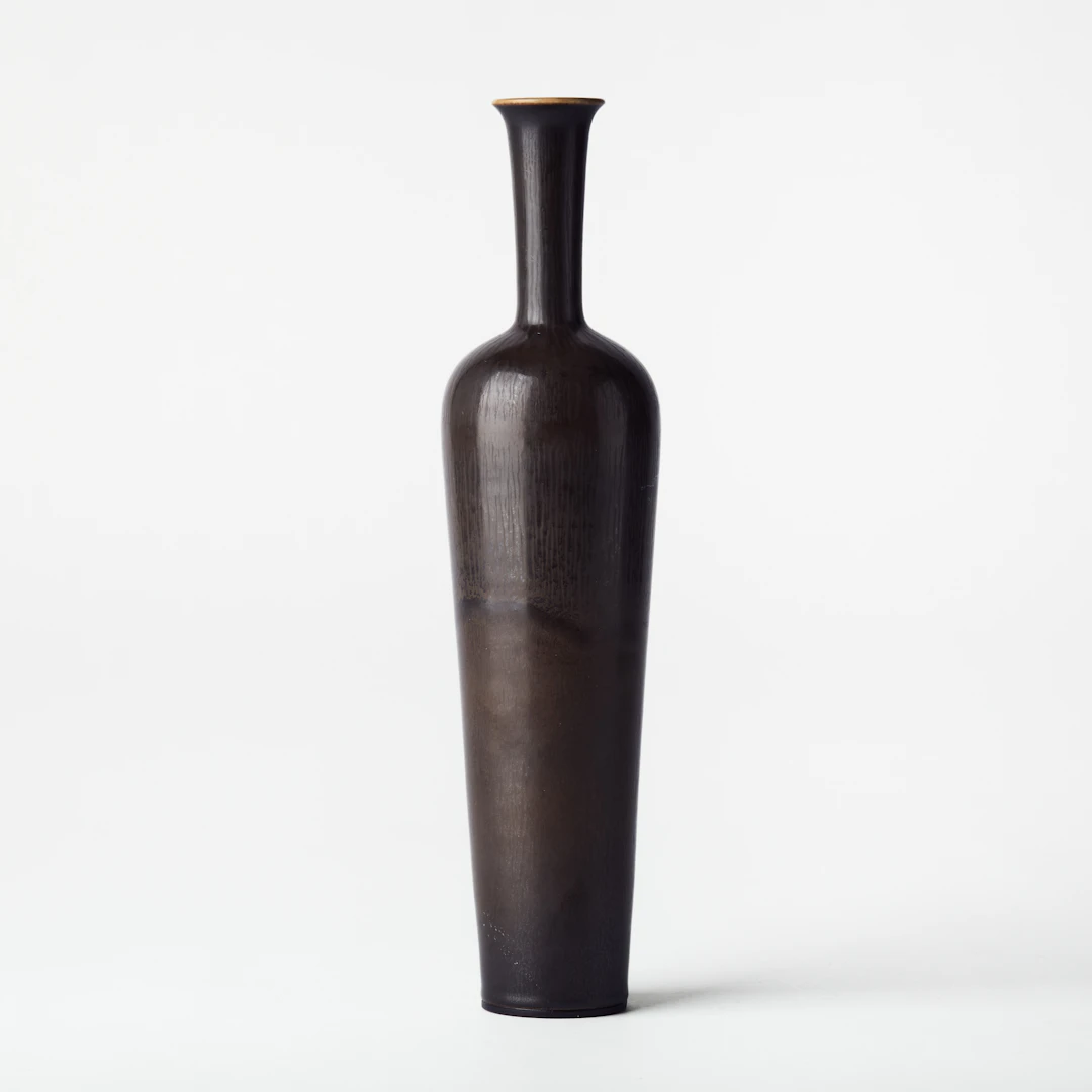 BERNDT FRIBERG. Vas, Gustavsberg 1958, stengods, harpälsglasyr i brunt.
