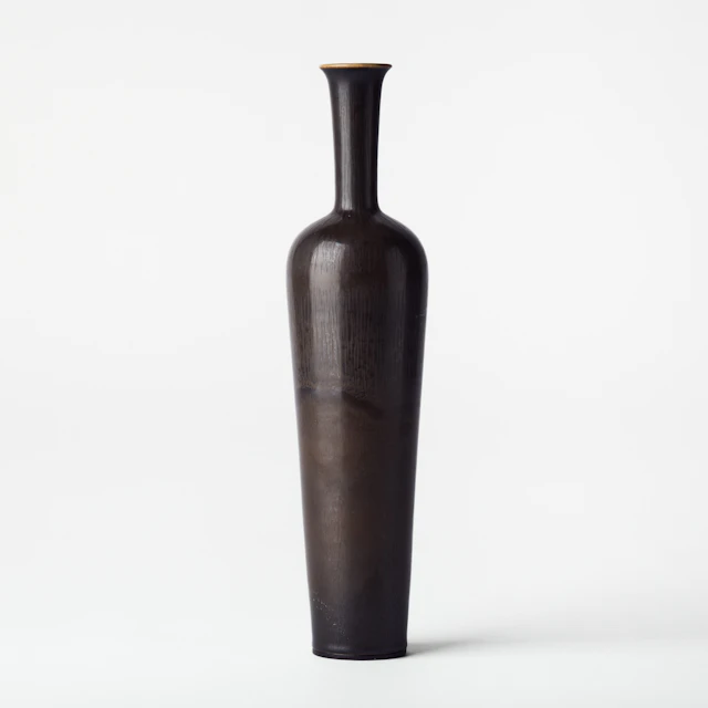 BERNDT FRIBERG. Vas, Gustavsberg 1958, stengods, harpälsglasyr i brunt.