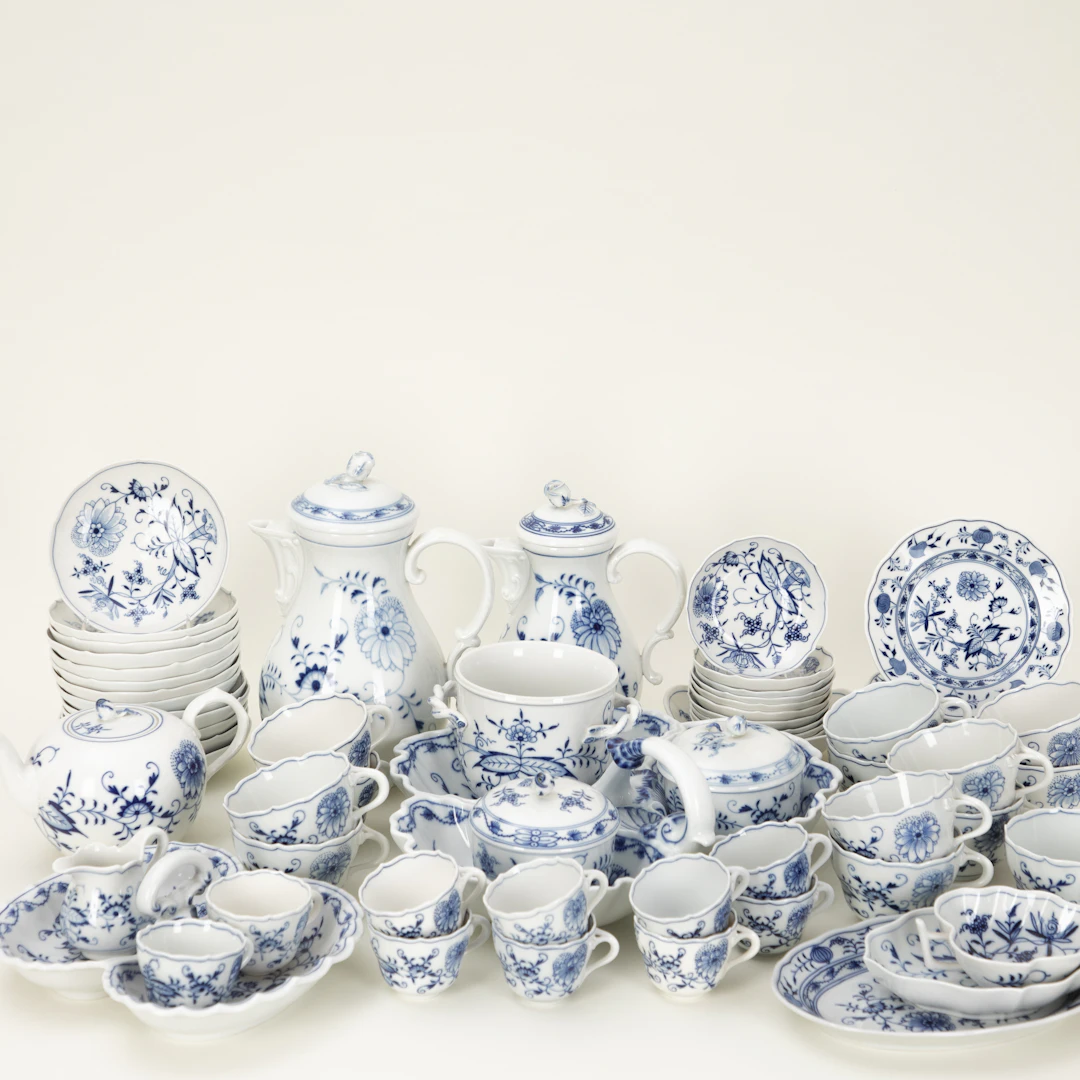 MEISSEN. Großes Kaffeeservice ´Zwiebelmuster`, 20. Jh. (62).