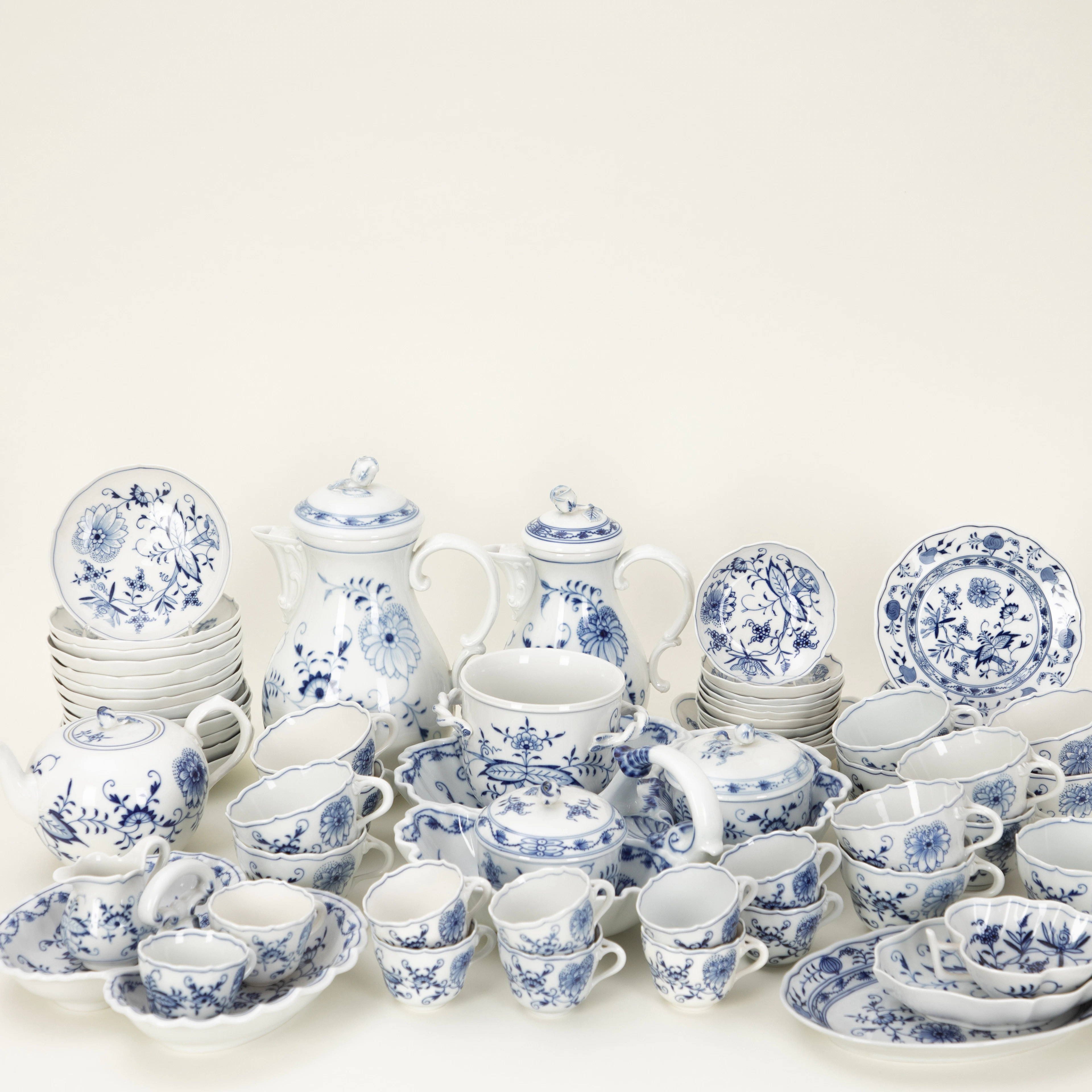 MEISSEN. Großes Kaffeeservice ´Zwiebelmuster`, 20. Jh. (62).