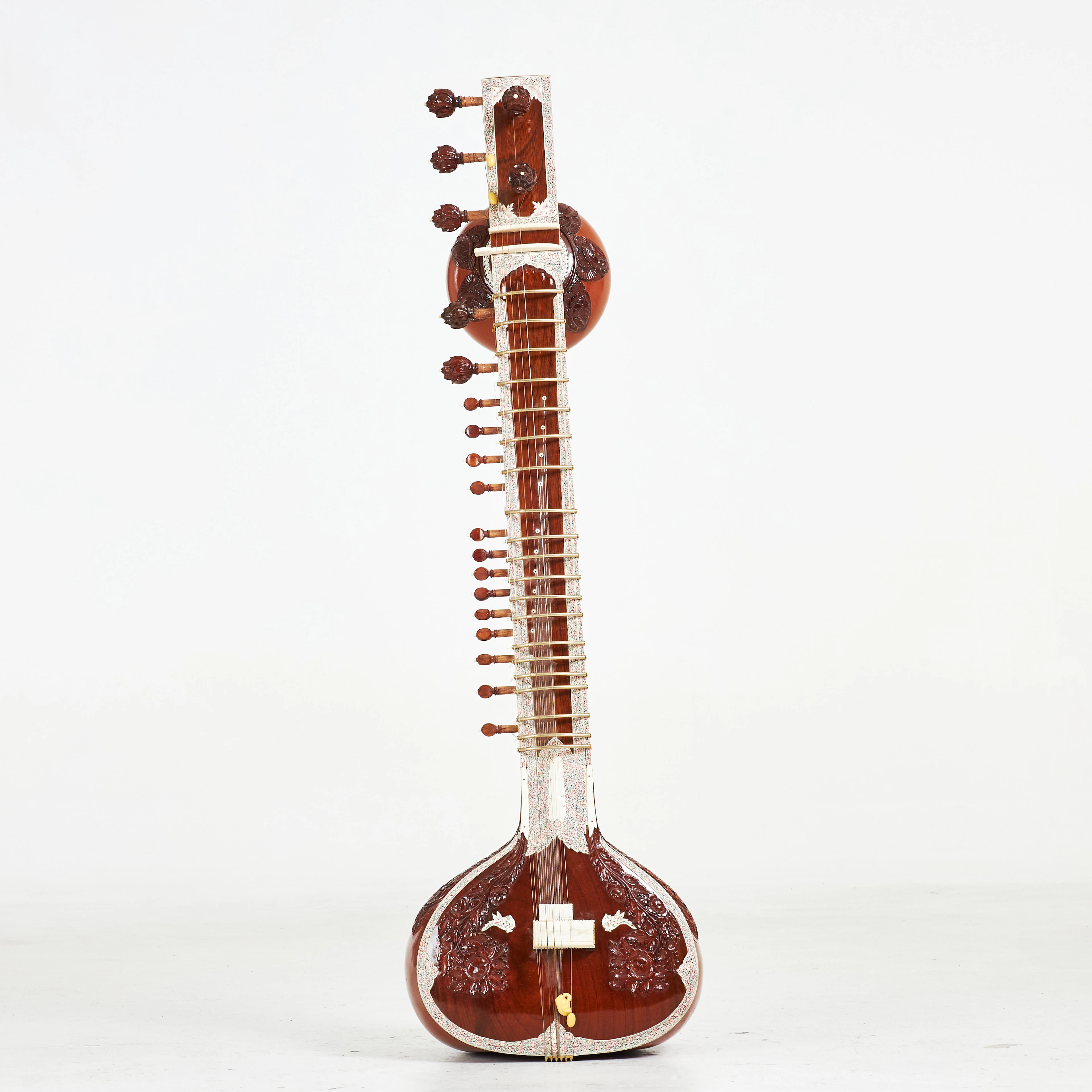 VINA/SITAR. Indien, inläggningar, skuren dekor.
