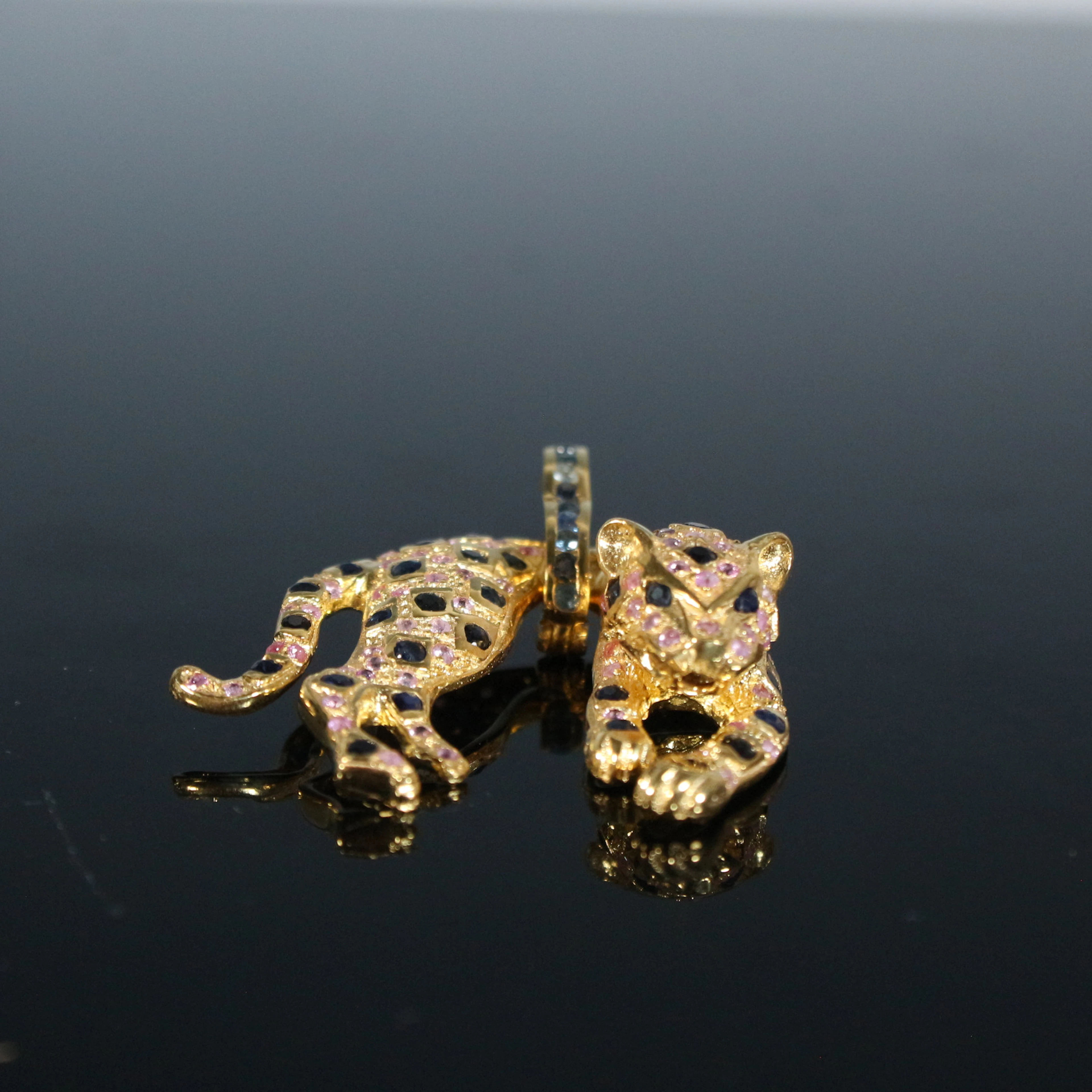 Leoparden-Anhänger mit Saphir und Rubin.
