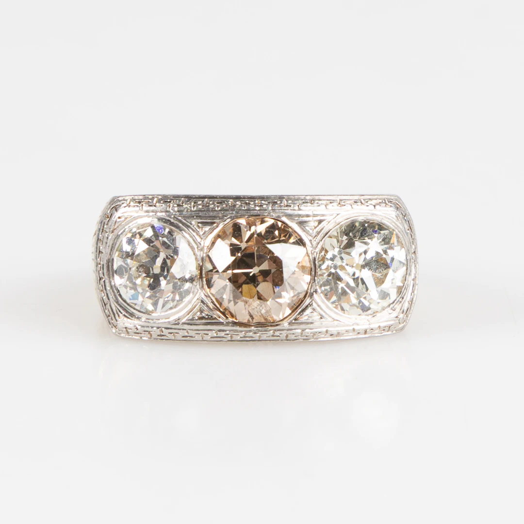 RING, 14K guld och vitguld med tre gammalslipade diamanter.