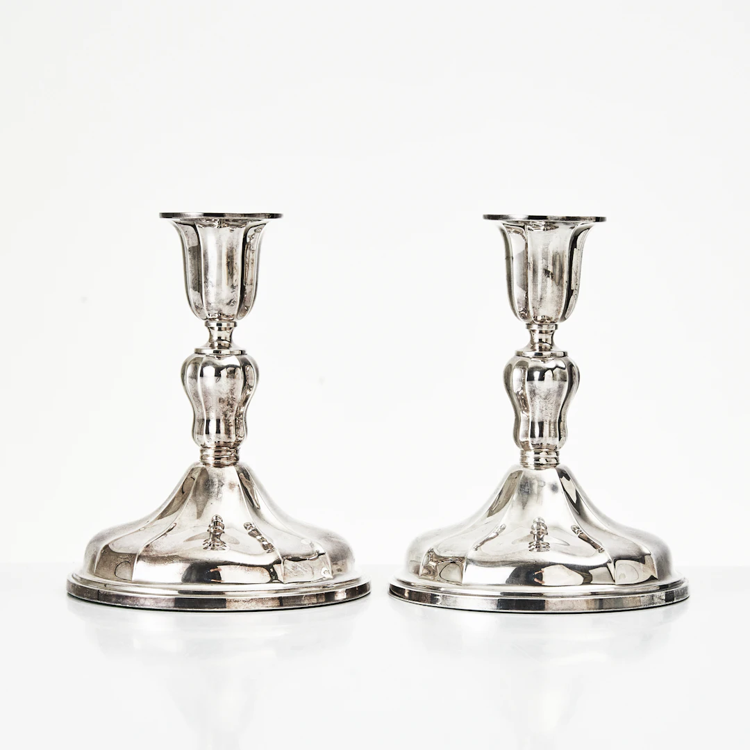 LJUSSTAKAR, ett par, silver, 1900-tal, rokokostil, importstämplar.