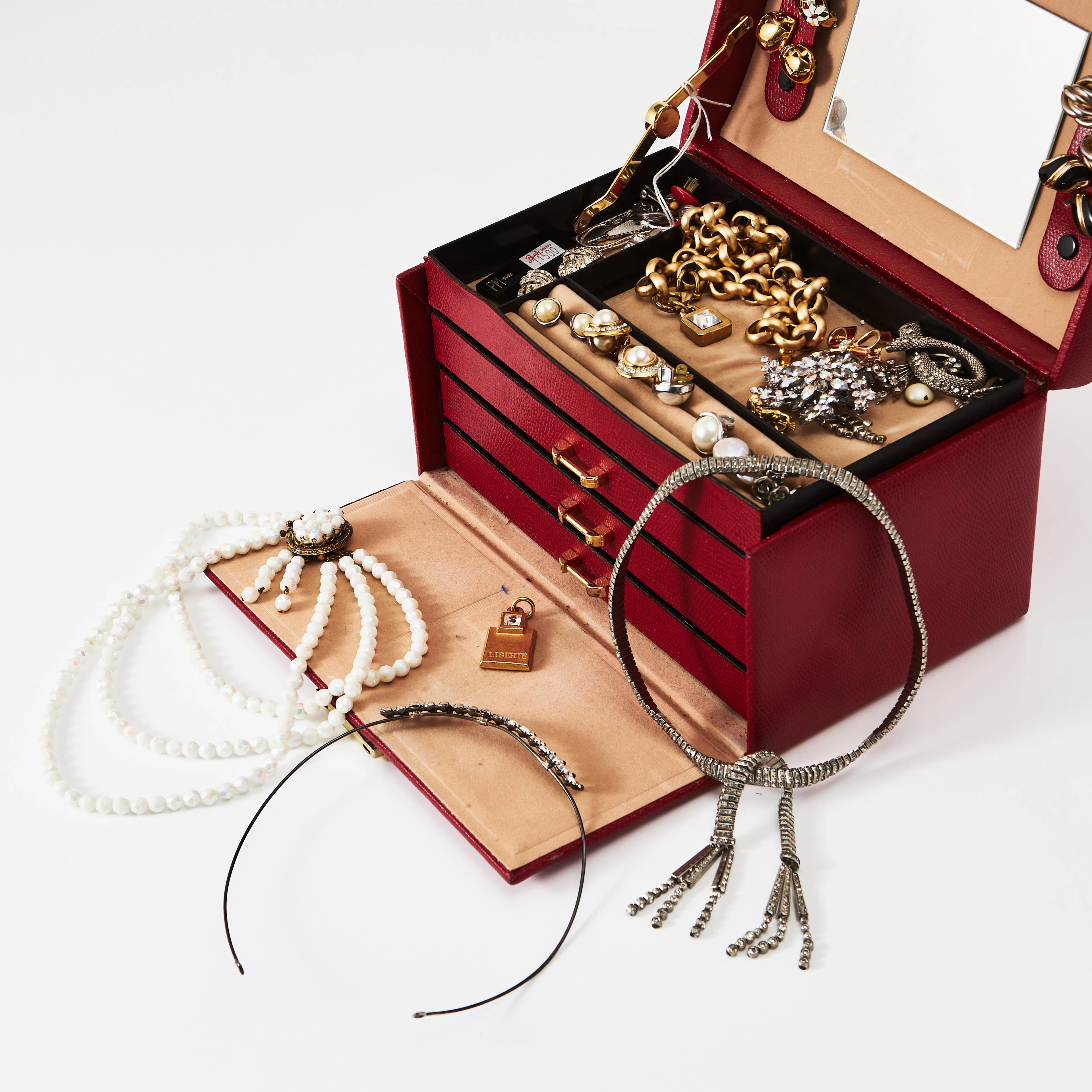 SMYCKESKRIN med bijouterier, bl a halsband, clips, broscher, hängen, 1900-tal.