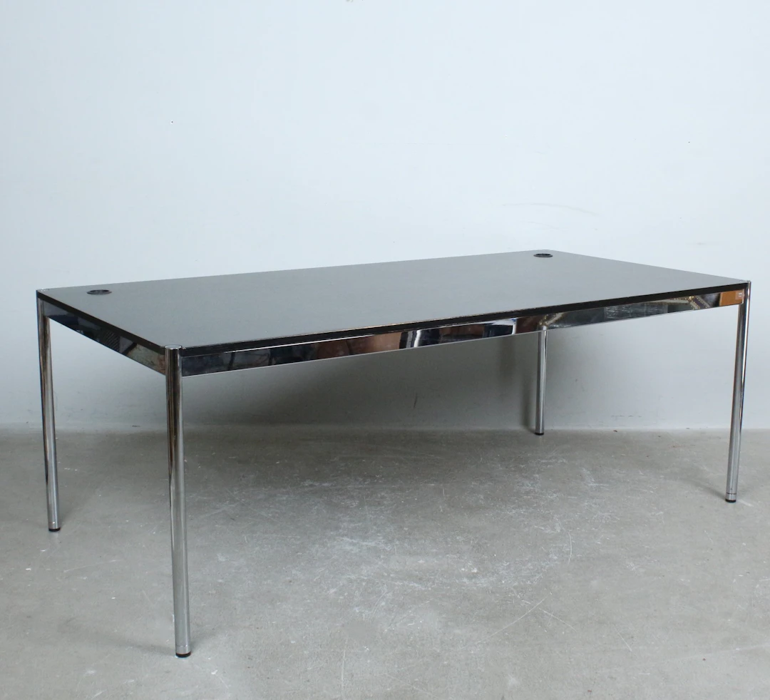 USM Haller, Tisch / Schreibtisch, verchromtes Stahlrohr, Eiche.