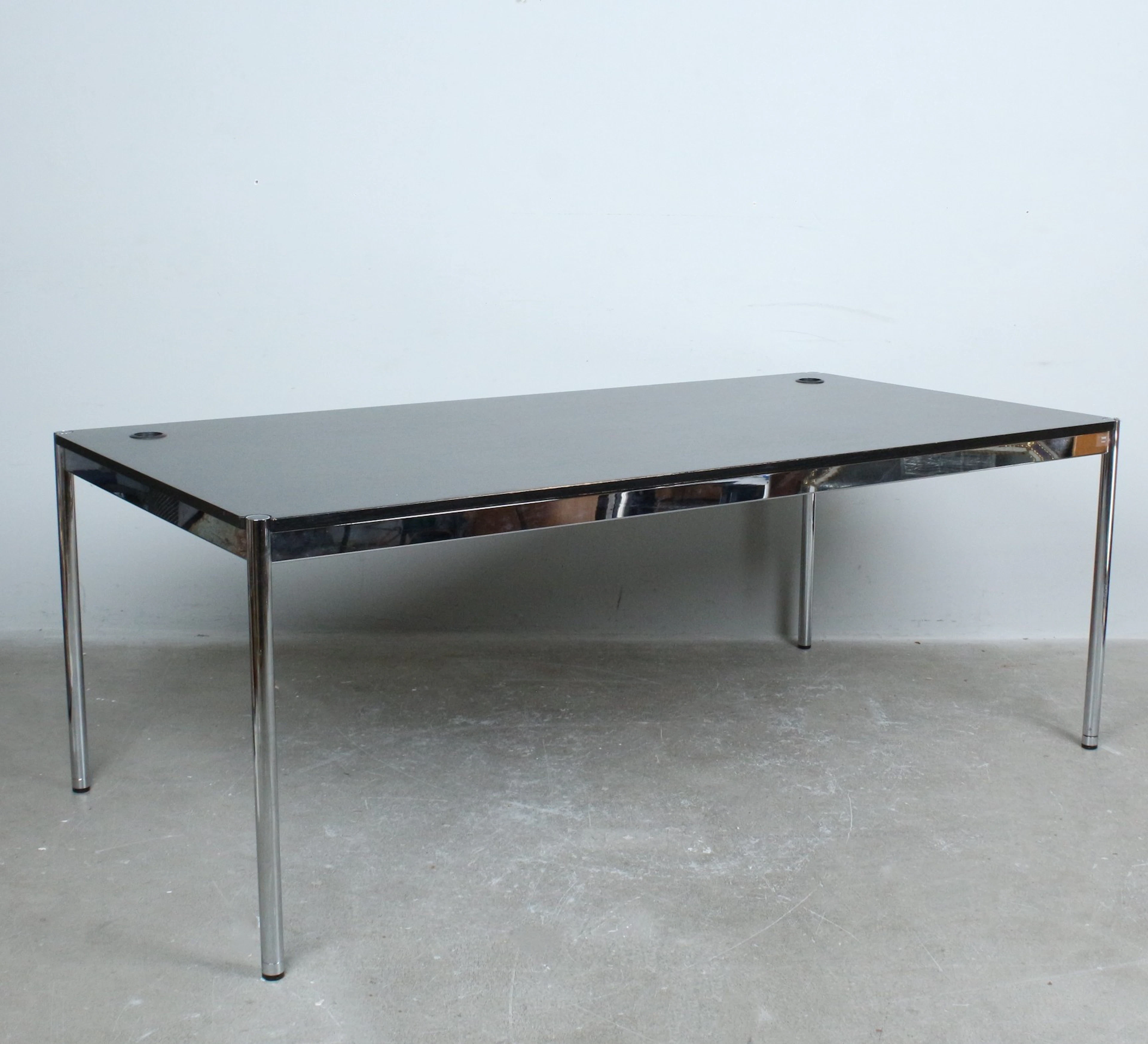 USM Haller, Tisch / Schreibtisch, verchromtes Stahlrohr, Eiche.