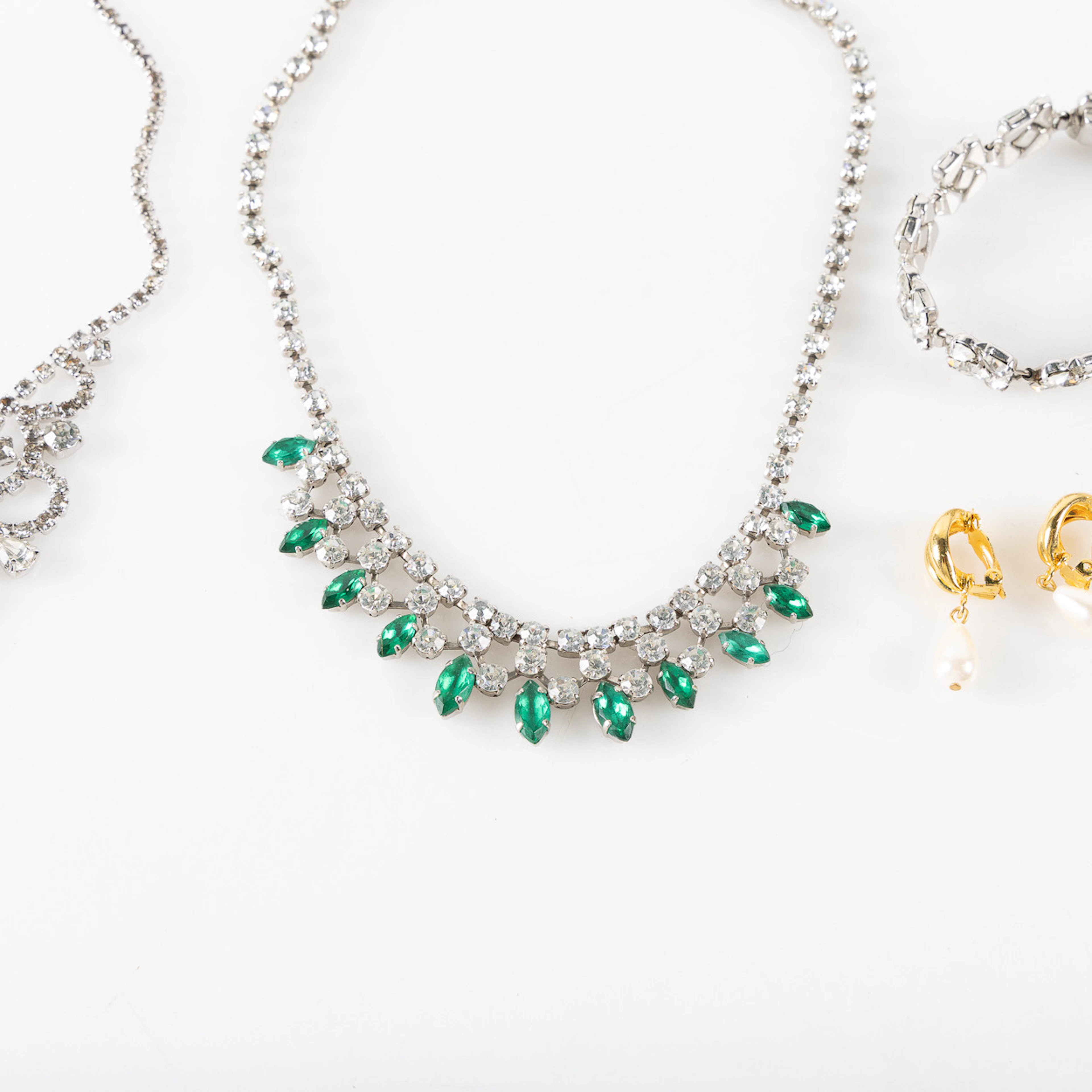 BIJOUTERIER, collier, armband samt örhängen i strass, 1950/60-tal.