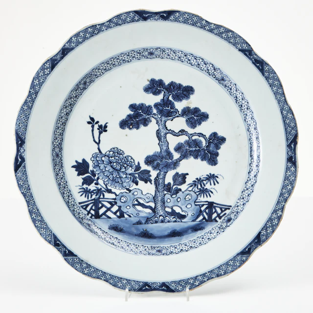 FAT, porslin, Kina, Qianlong (1736-1795), konturerad bräm, dekor av