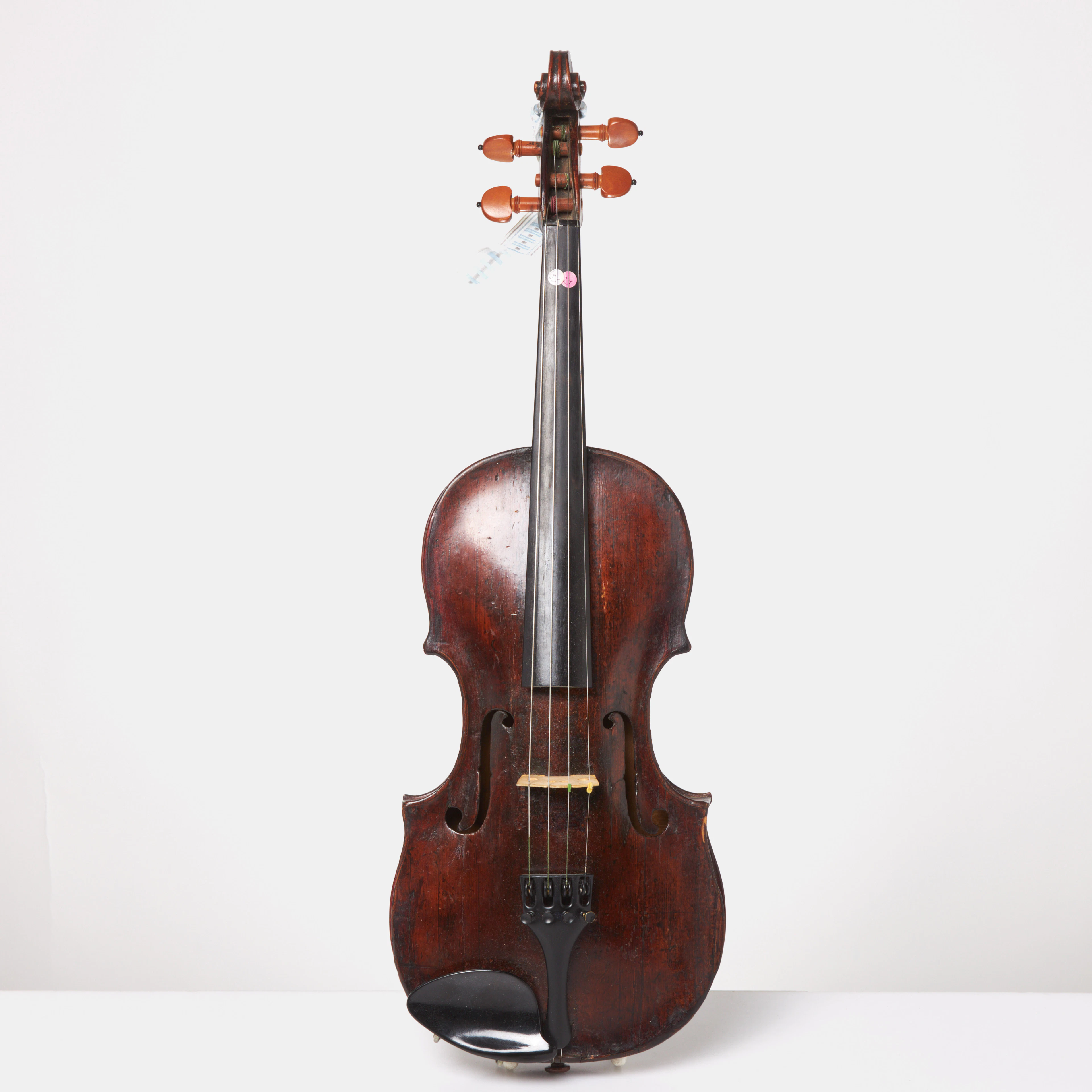 VIOLIN. 1800 tal, mörkröd lack, lock gran, sidor bakstycke lönn.