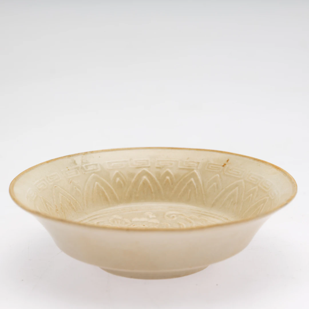 Kleine Schale mit reliefiertem Blumendekor, im Ding-Stil, China, 20. Jh.