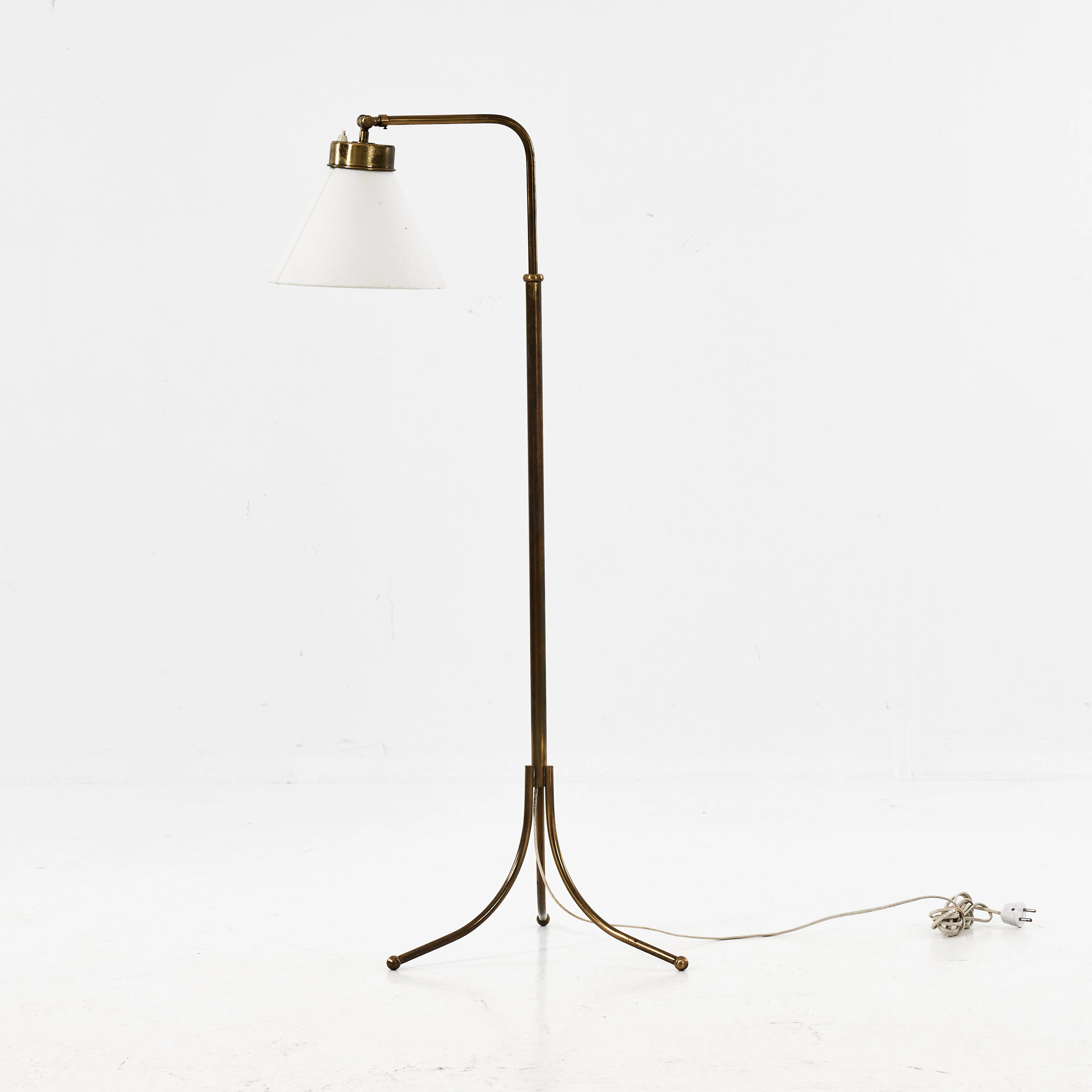 JOSEF FRANK. Golvlampa, modell 1842, Firma Svenskt Tenn, mässing.
