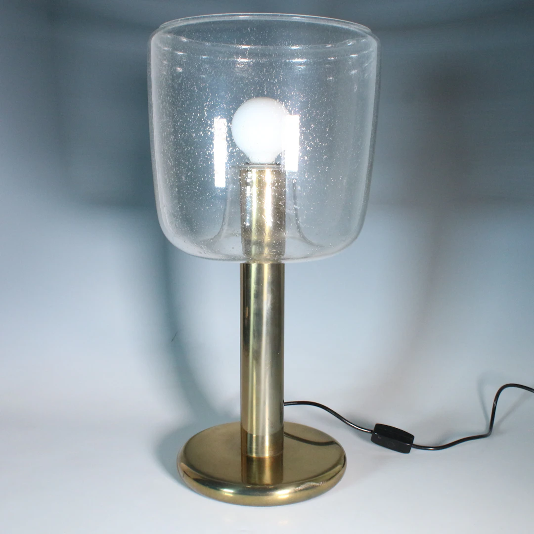 COSACK. Mid-Century-Tischleuchte aus Messing mit einem Glasschirm der 1970er.