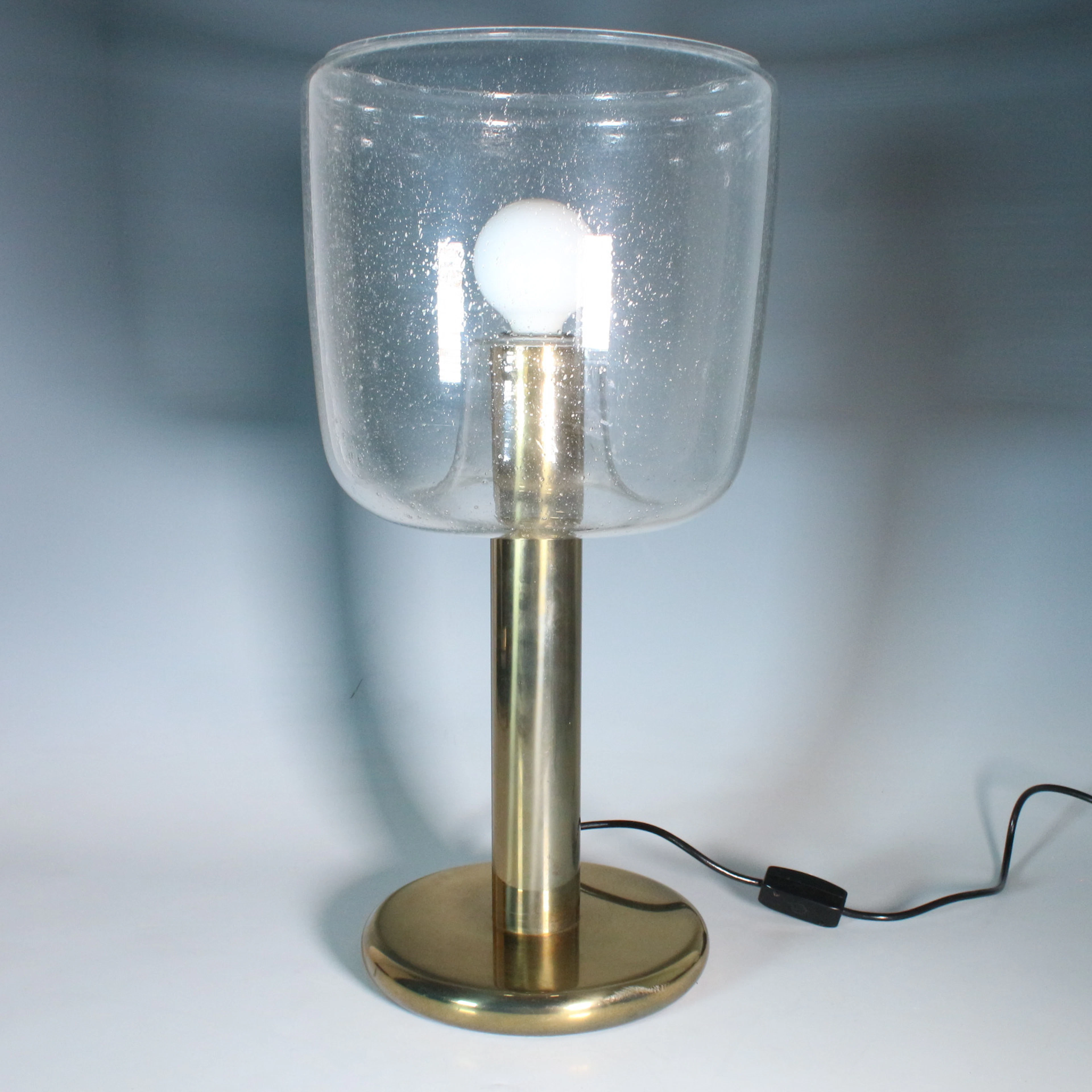 COSACK. Mid-Century-Tischleuchte aus Messing mit einem Glasschirm der 1970er.