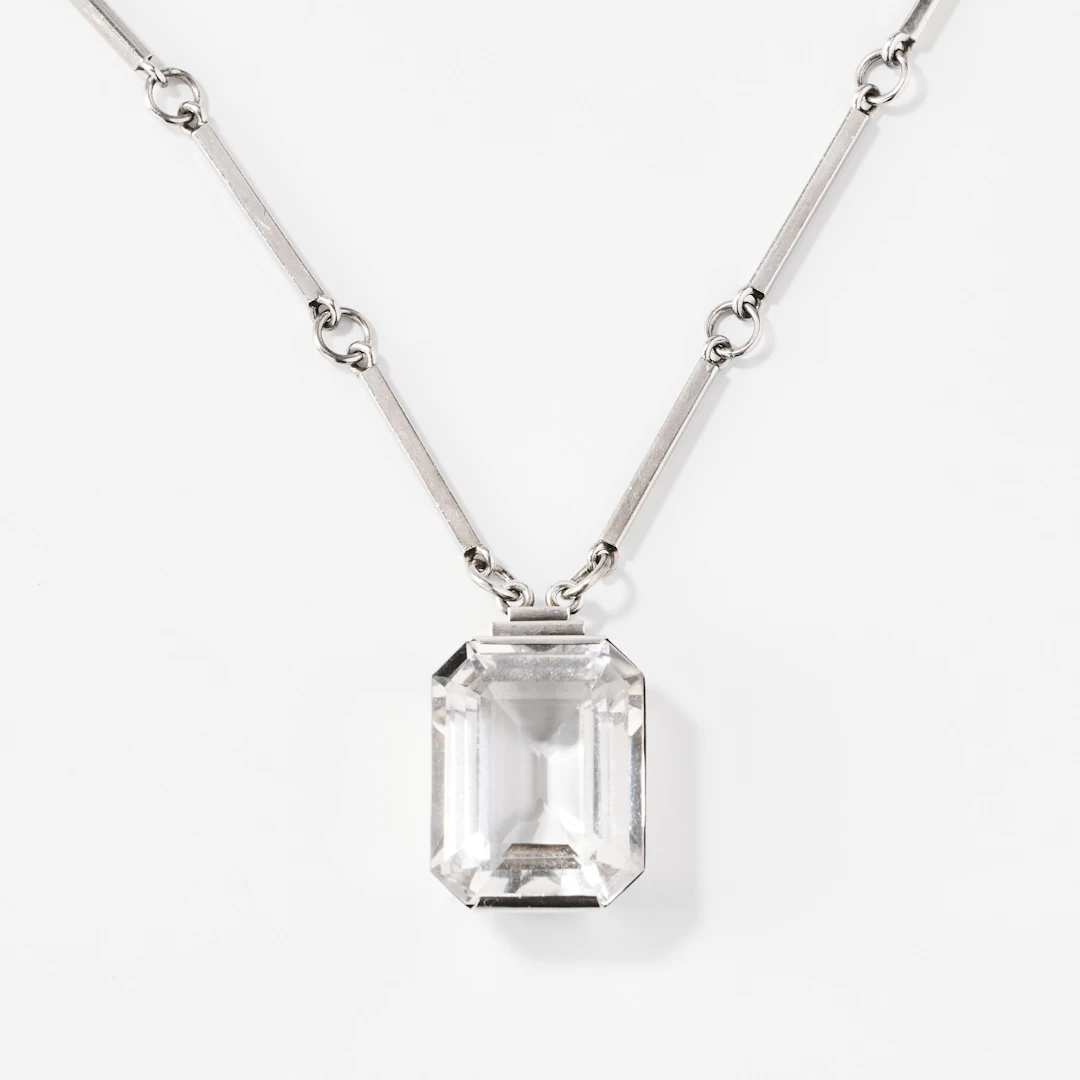 WIWEN NILSSON. Hänge med kedja, sterlingsilver med bergkristall, Lund 1943.