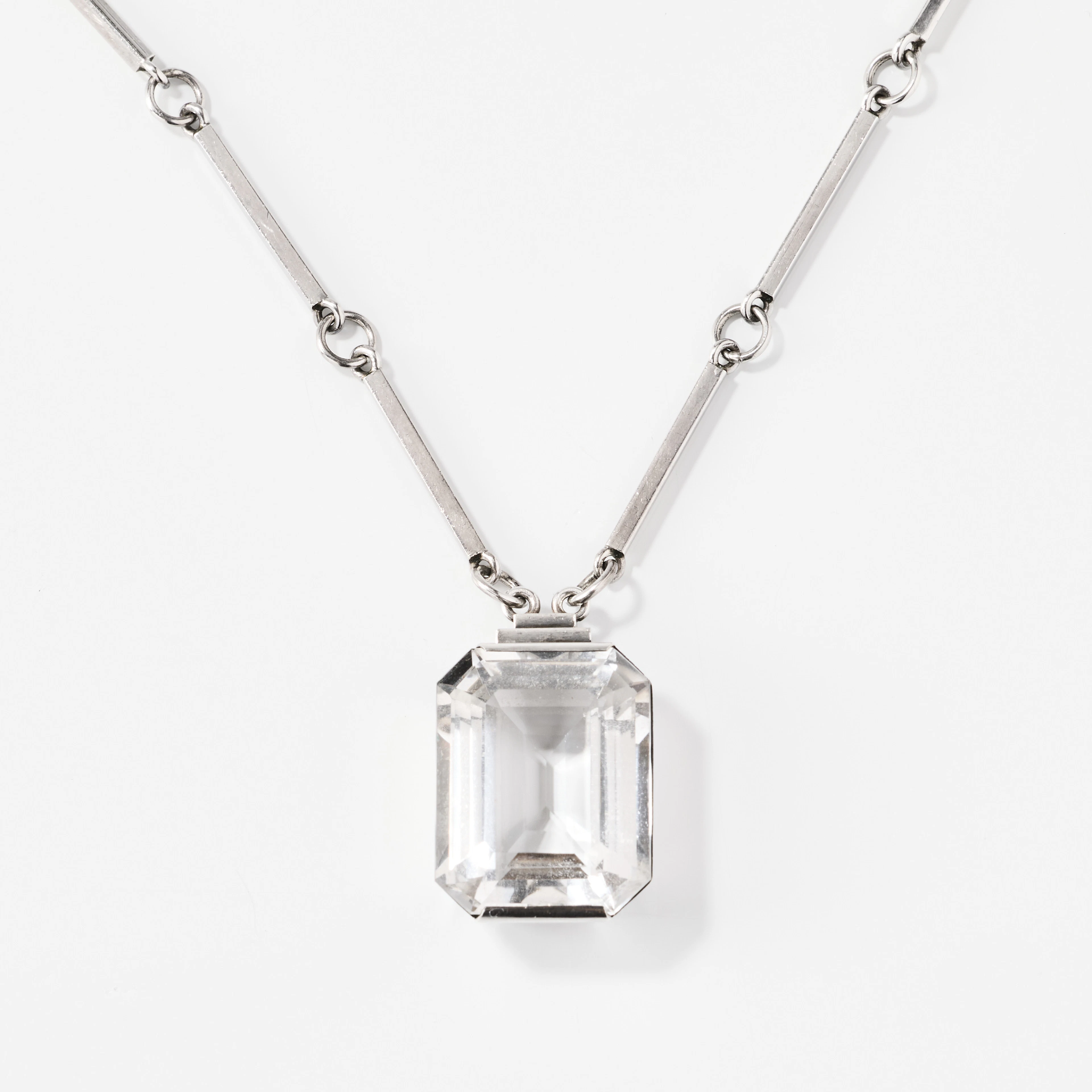 WIWEN NILSSON. Hänge med kedja, sterlingsilver med bergkristall, Lund 1943.