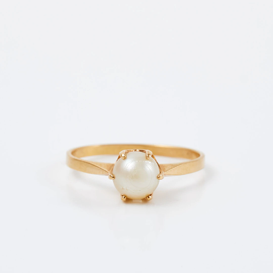 RING, 18 k guld, 1 odlad vit saltvattenspärla, svensk importstämpel.