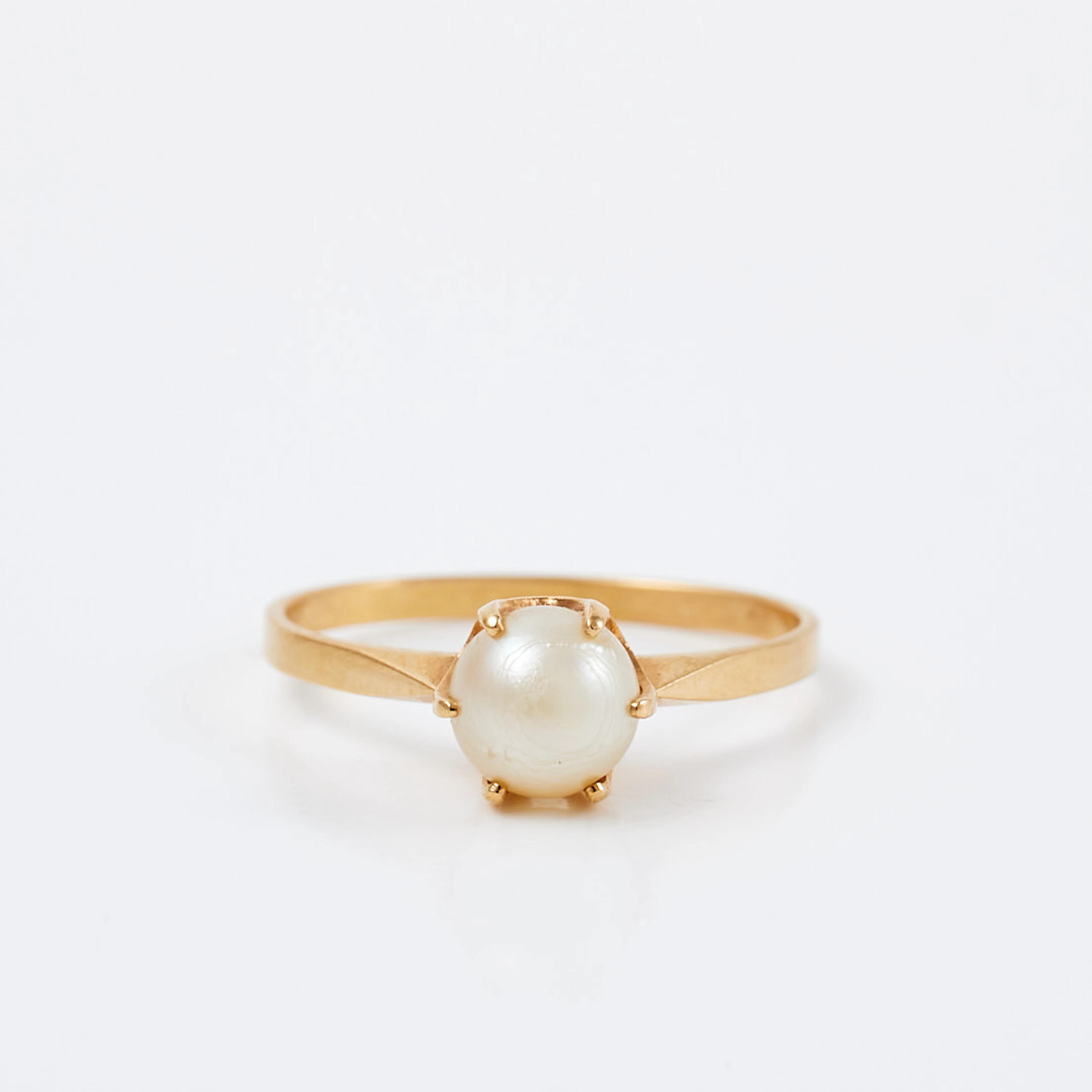 RING, 18 k guld, 1 odlad vit saltvattenspärla, svensk importstämpel.
