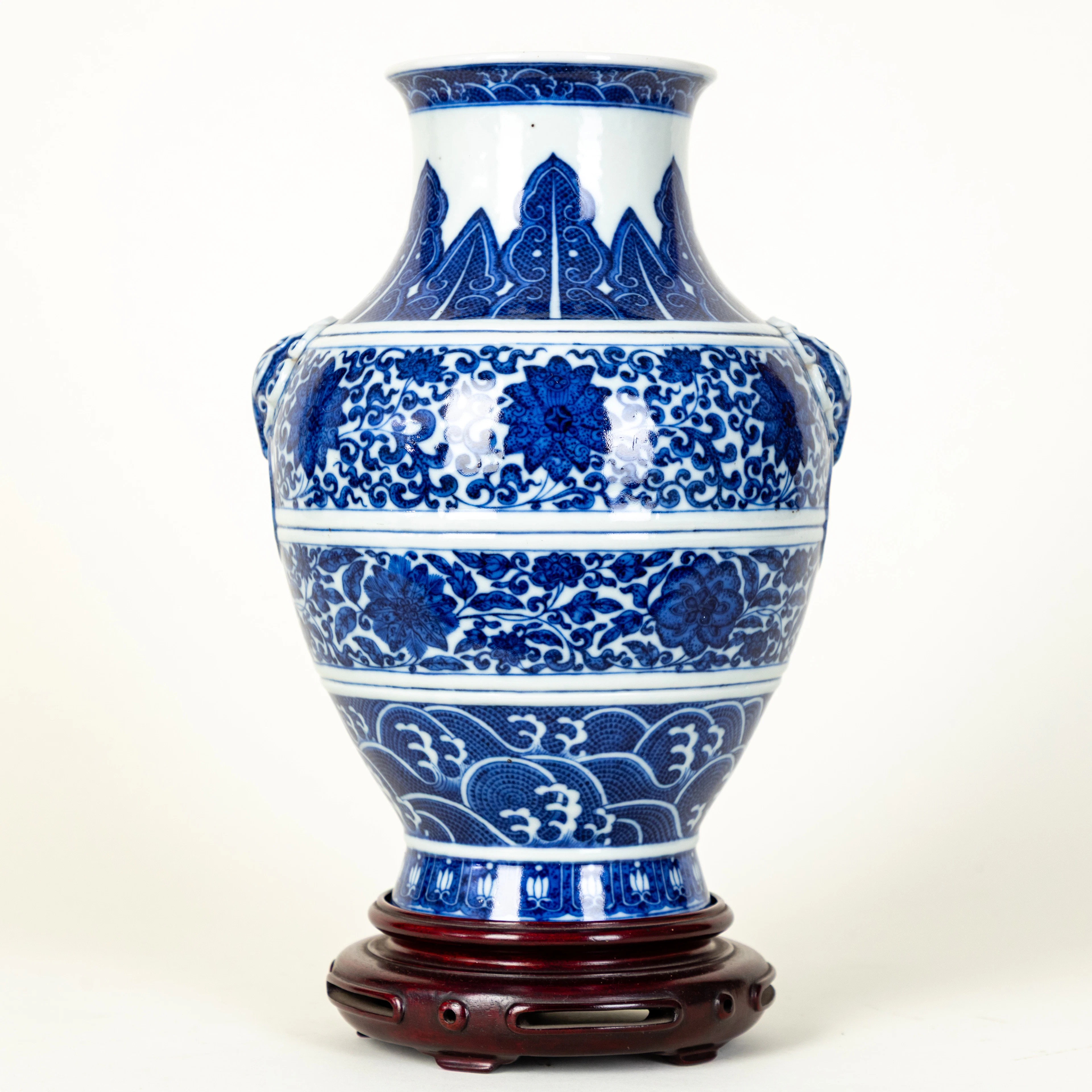 Blau-weiße Vase in archaischer Hu-Form, Qianlong-Marke, China, späte