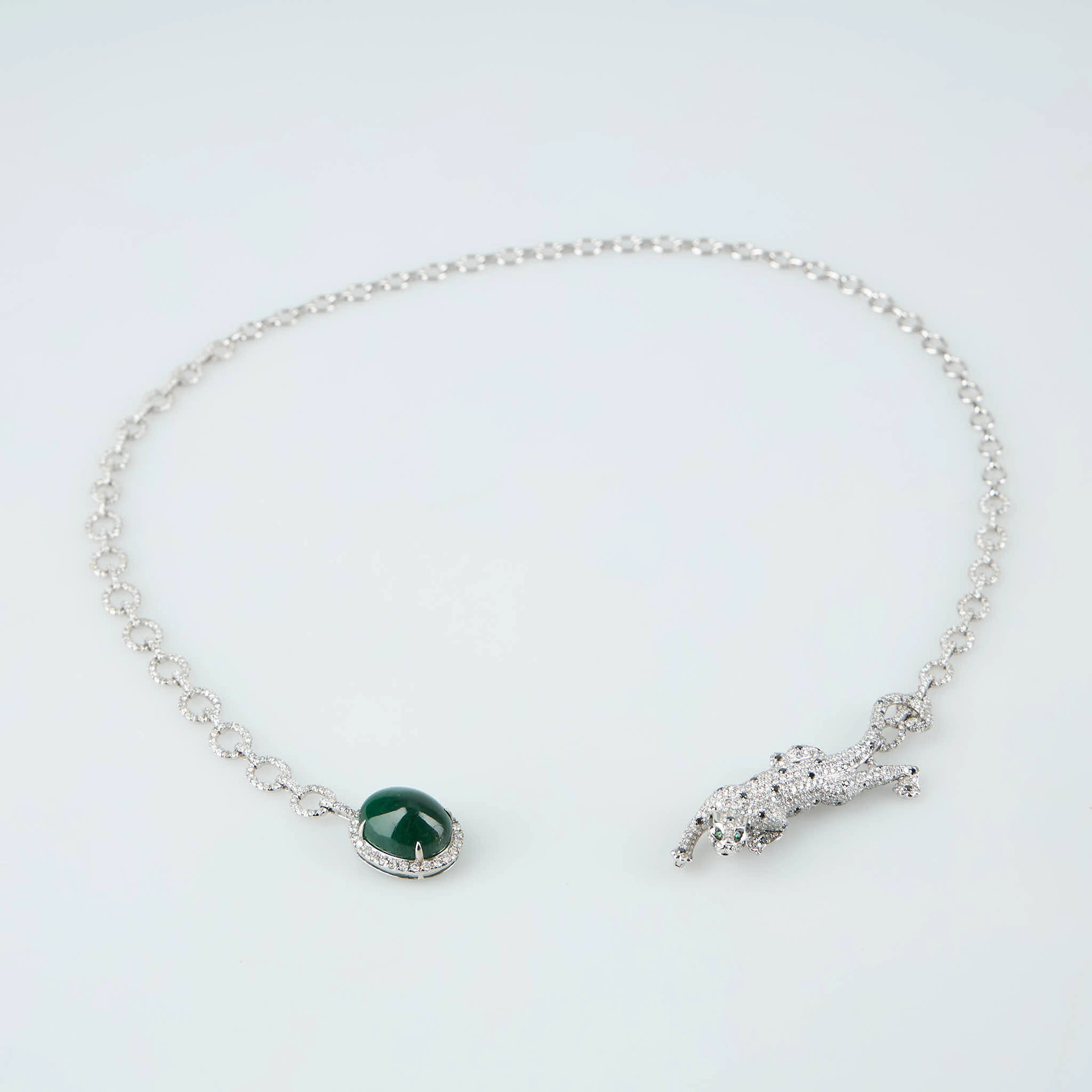 COLLIER, 18K vitguld, smaragd 14.17 ct, diamanter och gröna granater.