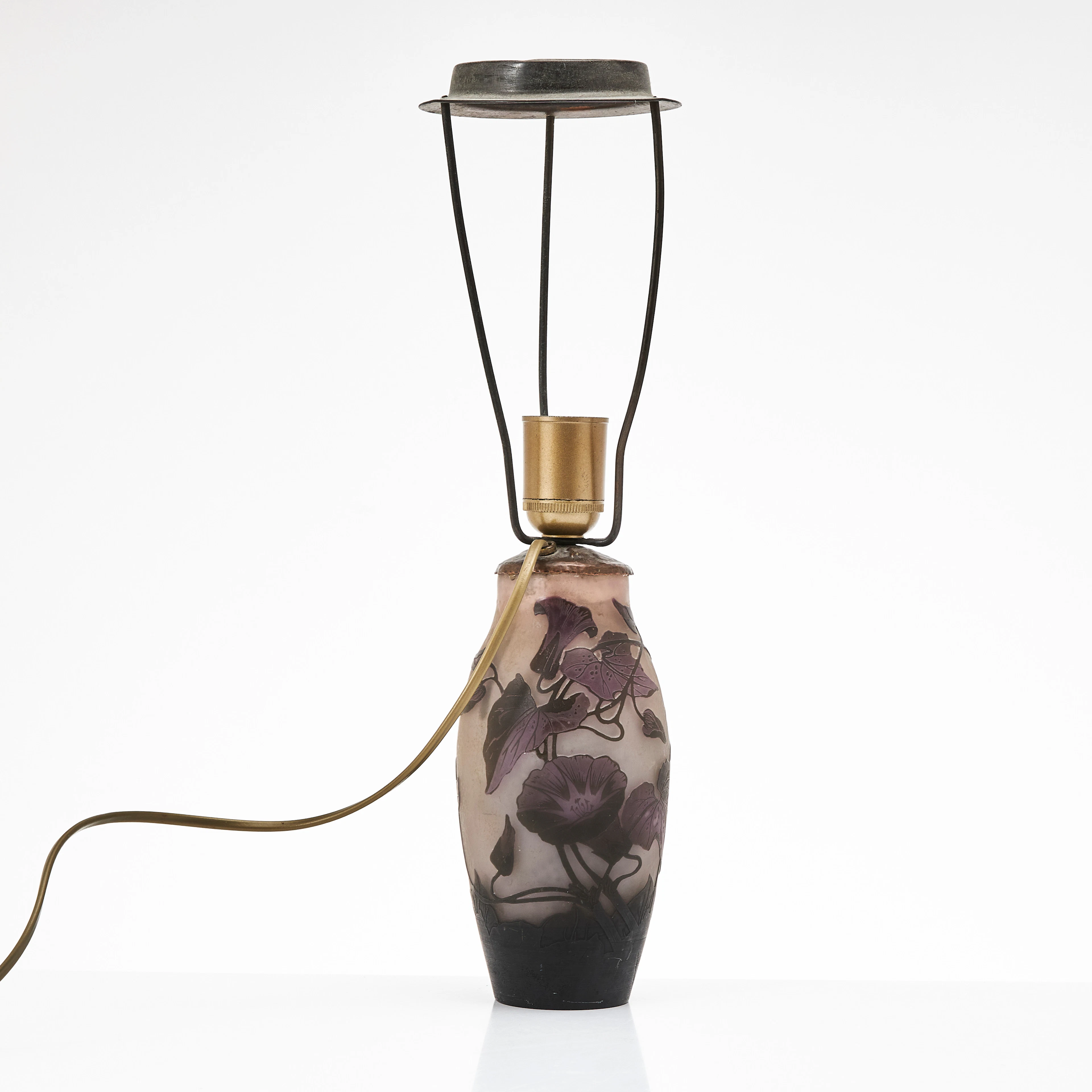 BORDSLAMPA, violett glasmassa, jugendstil, signerad, dekor i överfång