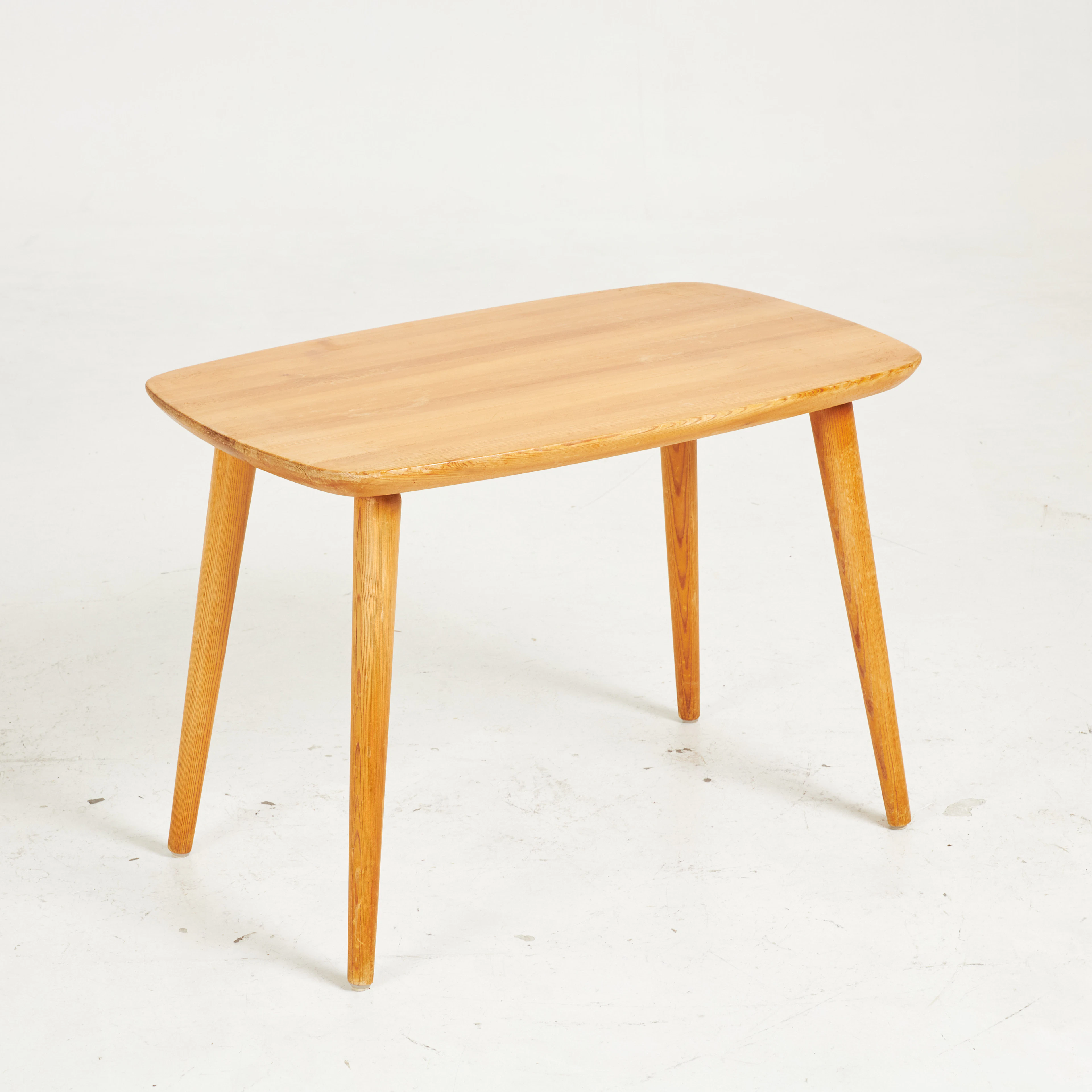 GÖRAN MALMWALL. SOFFBORD, Svensk Fur, furu, ca 1940-tal, brännmärkt.