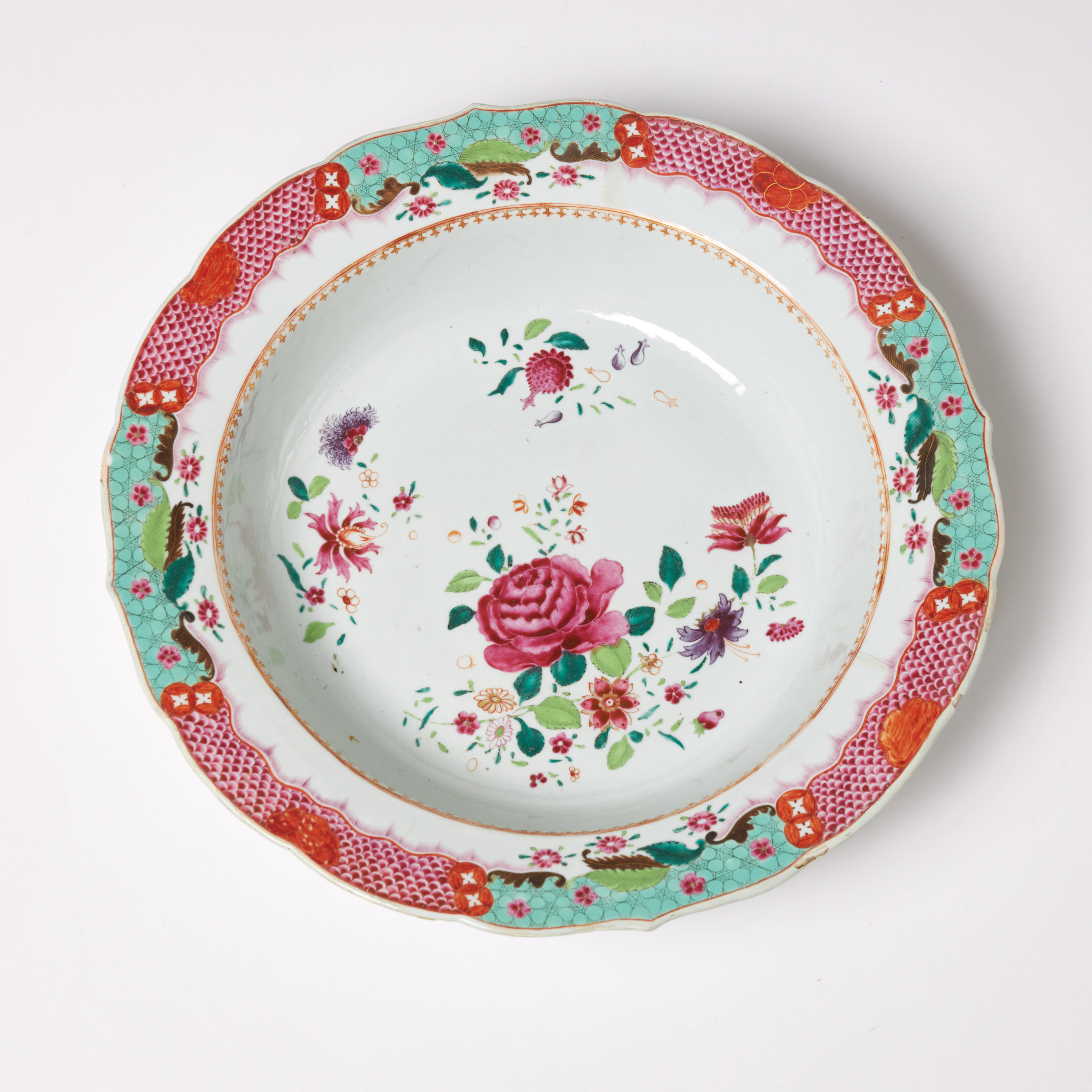 TVÄTTFAT. Porslin, Kina, Famille rose, 1700-tal, emaljfärger.