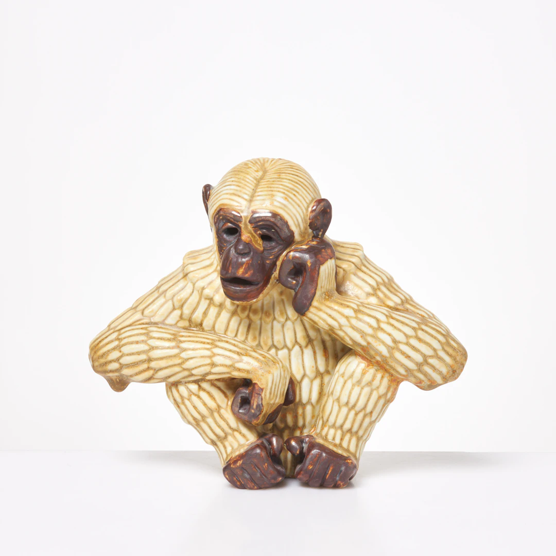 GUNNAR NYLUND. Figurin i form av gibbonapa, stengods, Rörstrand, 1900-talets