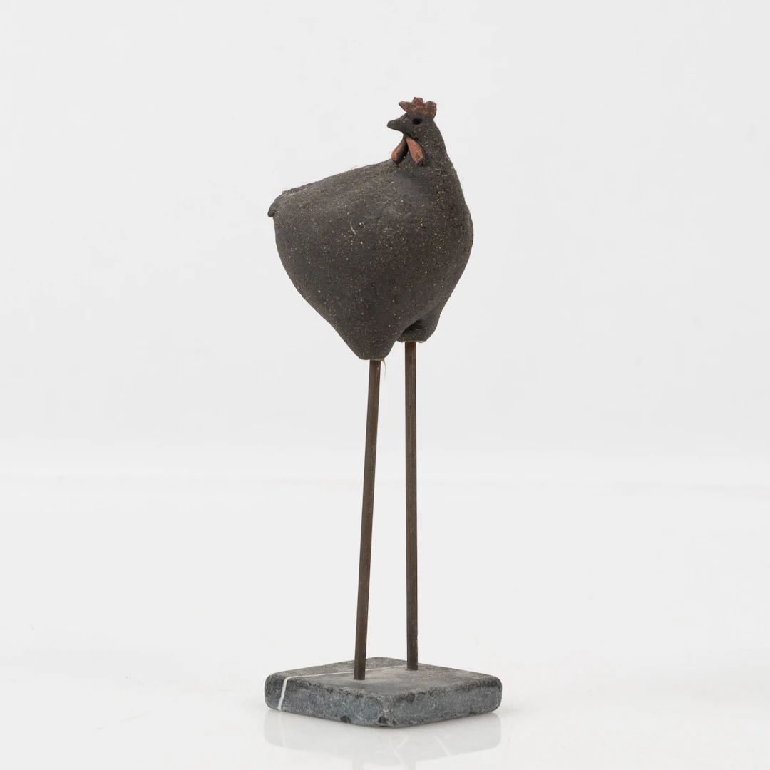 PIA ULFENDAHL (FÖDD 1960). Skulptur, höna, keramik med metall, samtida.