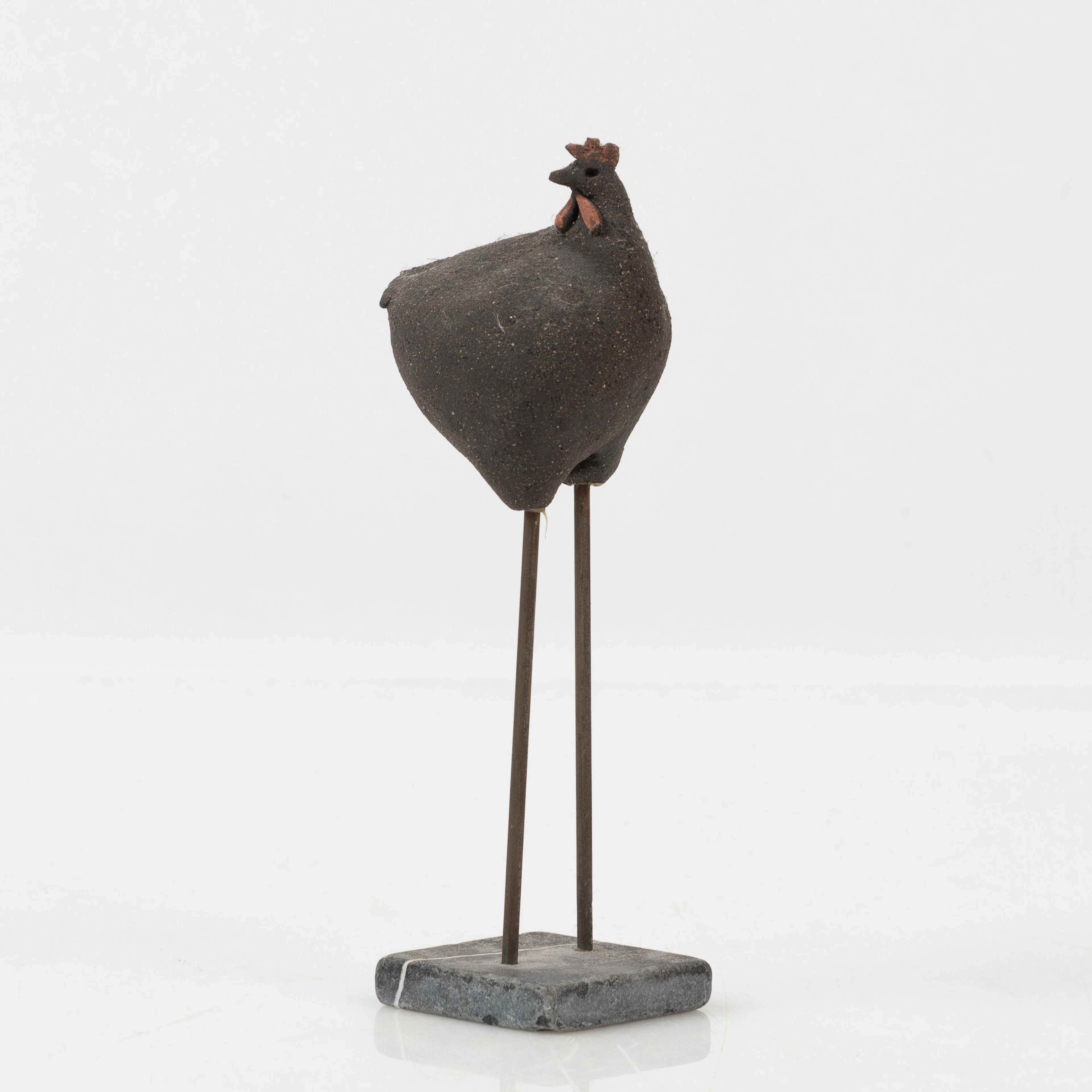 PIA ULFENDAHL (FÖDD 1960). Skulptur, höna, keramik med metall, samtida.