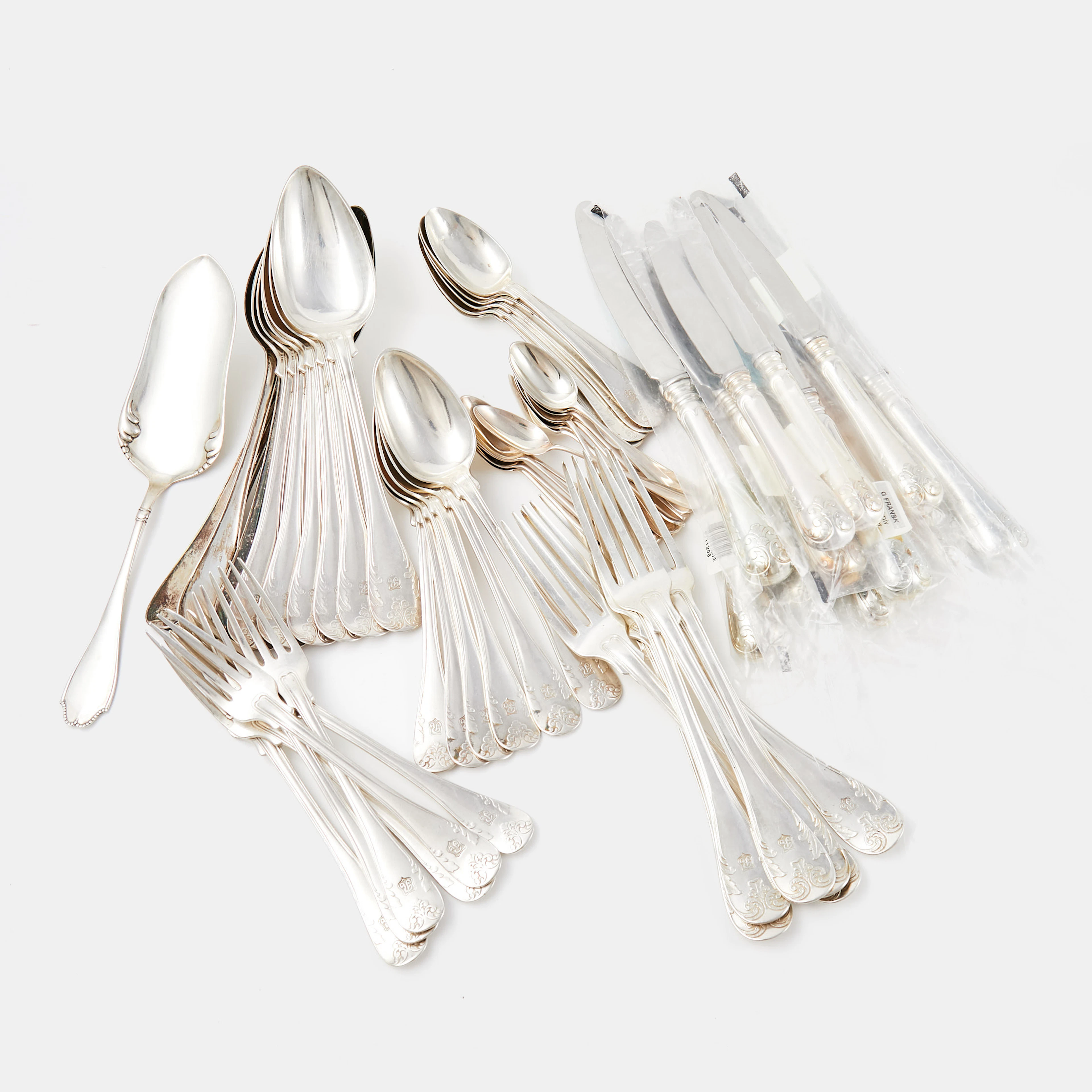 BESTICKSERVIS, 42+4+13 dlr, silver, bl.a. modell "Gammal Fransk"