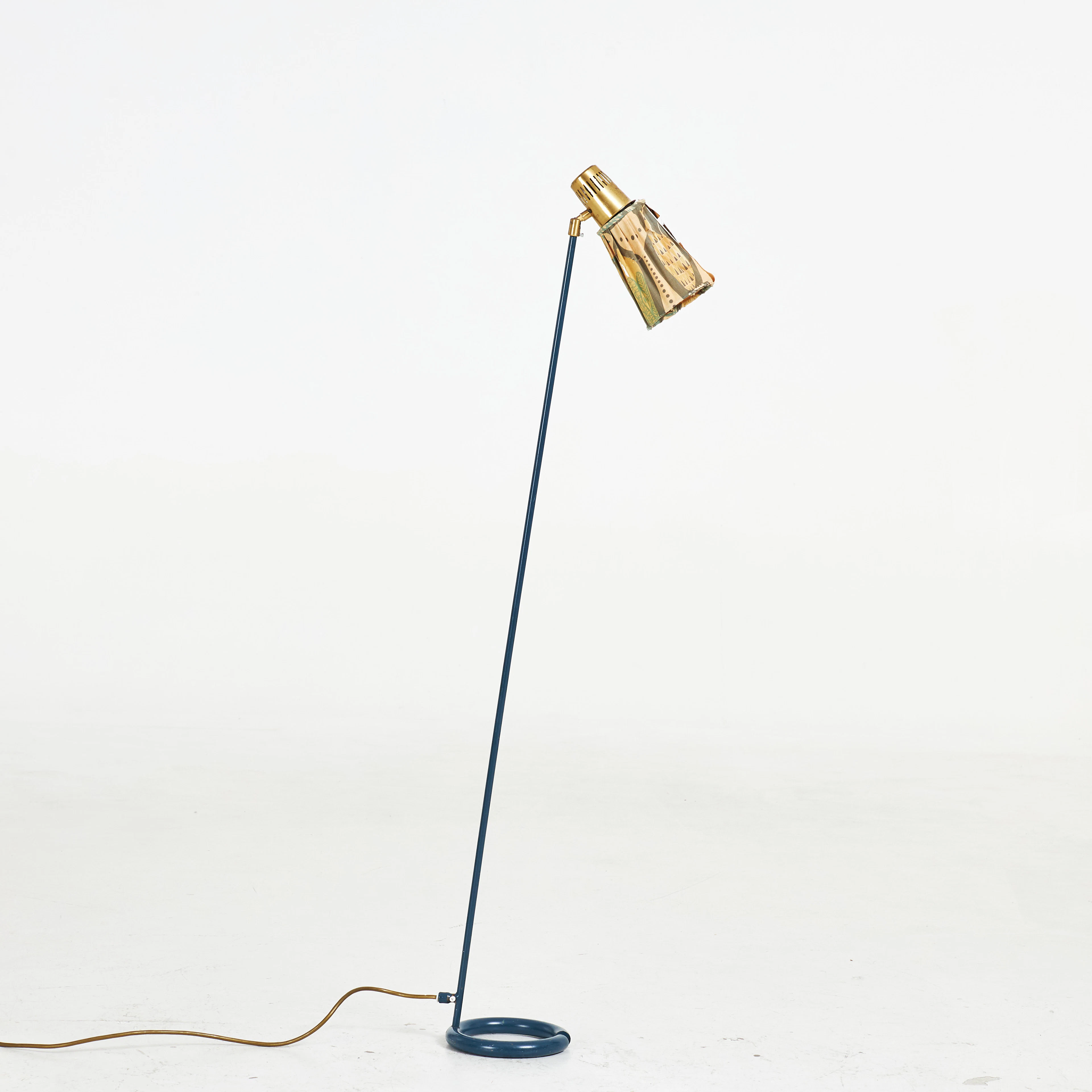 HANS BERGSTRÖM. Golvlampa, modellnr. 506, lackerad stomme, mässing