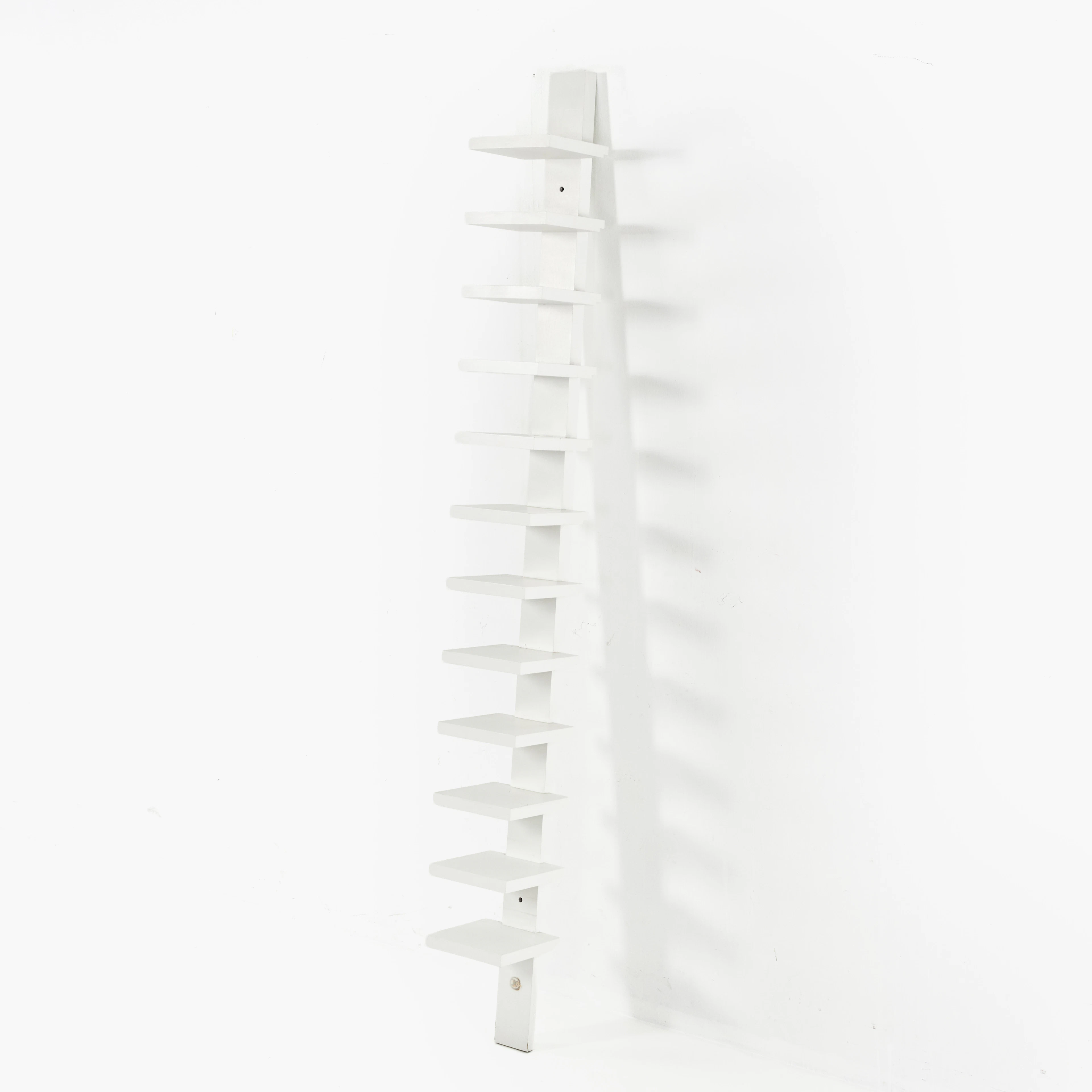JOHN KANDELL. "Pilaster" hylla, vitmålad bok, Källemo, stämpelmärkt.